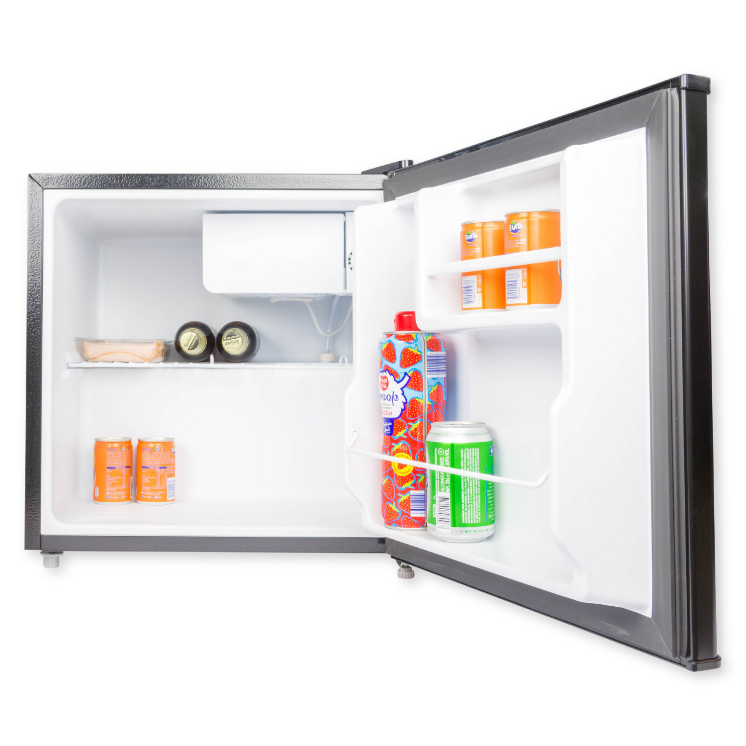 Open mini-koelkast met frisdrank, bierblikjes, slagroom en Fanta. De koelkast is zwart en de binnenkant wit.