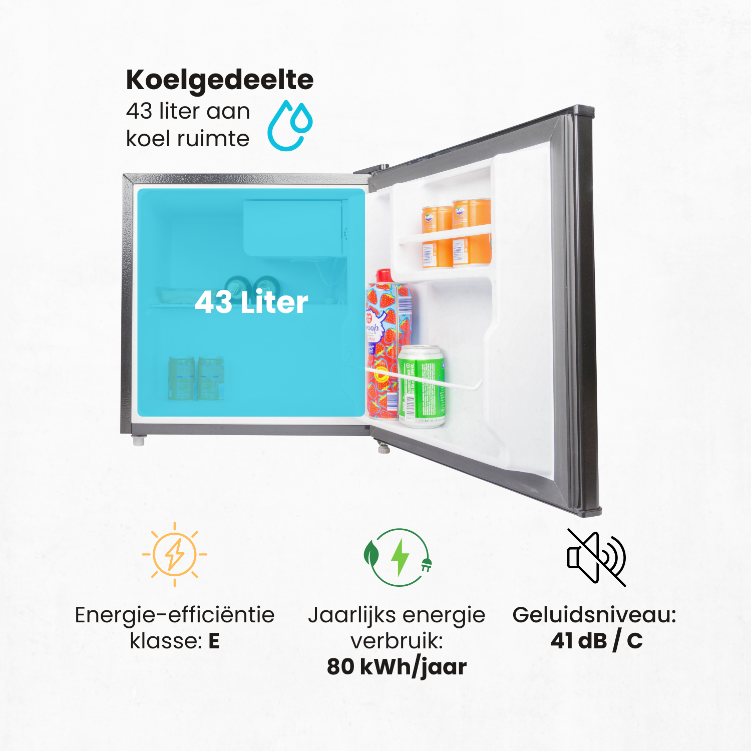 Open mini-koelkast met inhoud: drankjes, gemarkeerd met 43 liter capaciteit. Tekst eronder geeft energieklasse E aan.