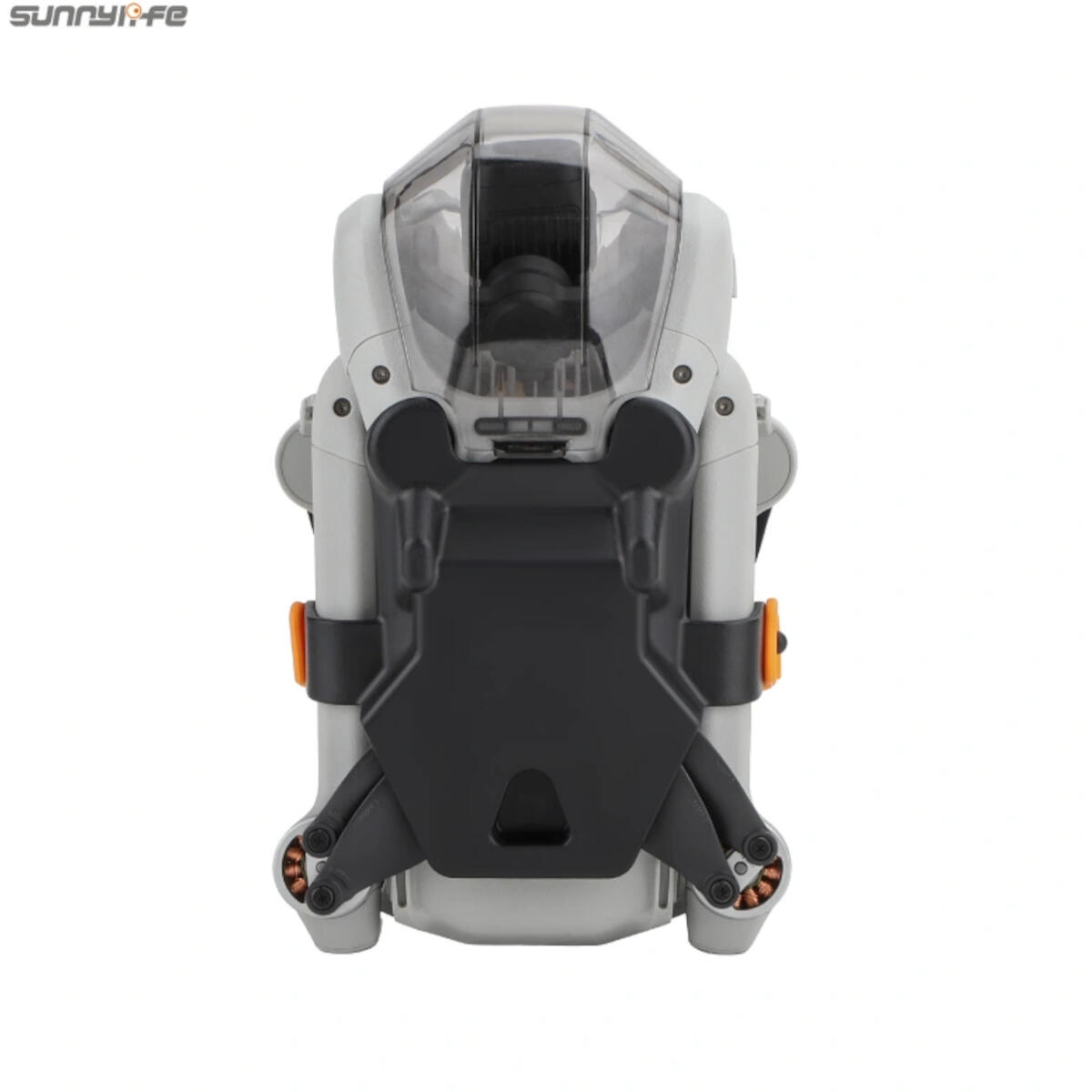 Un drone gris avec des accents noirs et orange, vu d'en bas. Il possède un dôme transparent, des hélices noires et se trouve sur fond blanc.