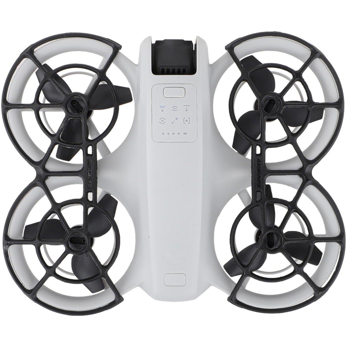 Bovenaanzicht van een witte drone met zwarte propellers en beschermende kooien. Het heeft een centraal bedieningspaneel met indicatielampjes.