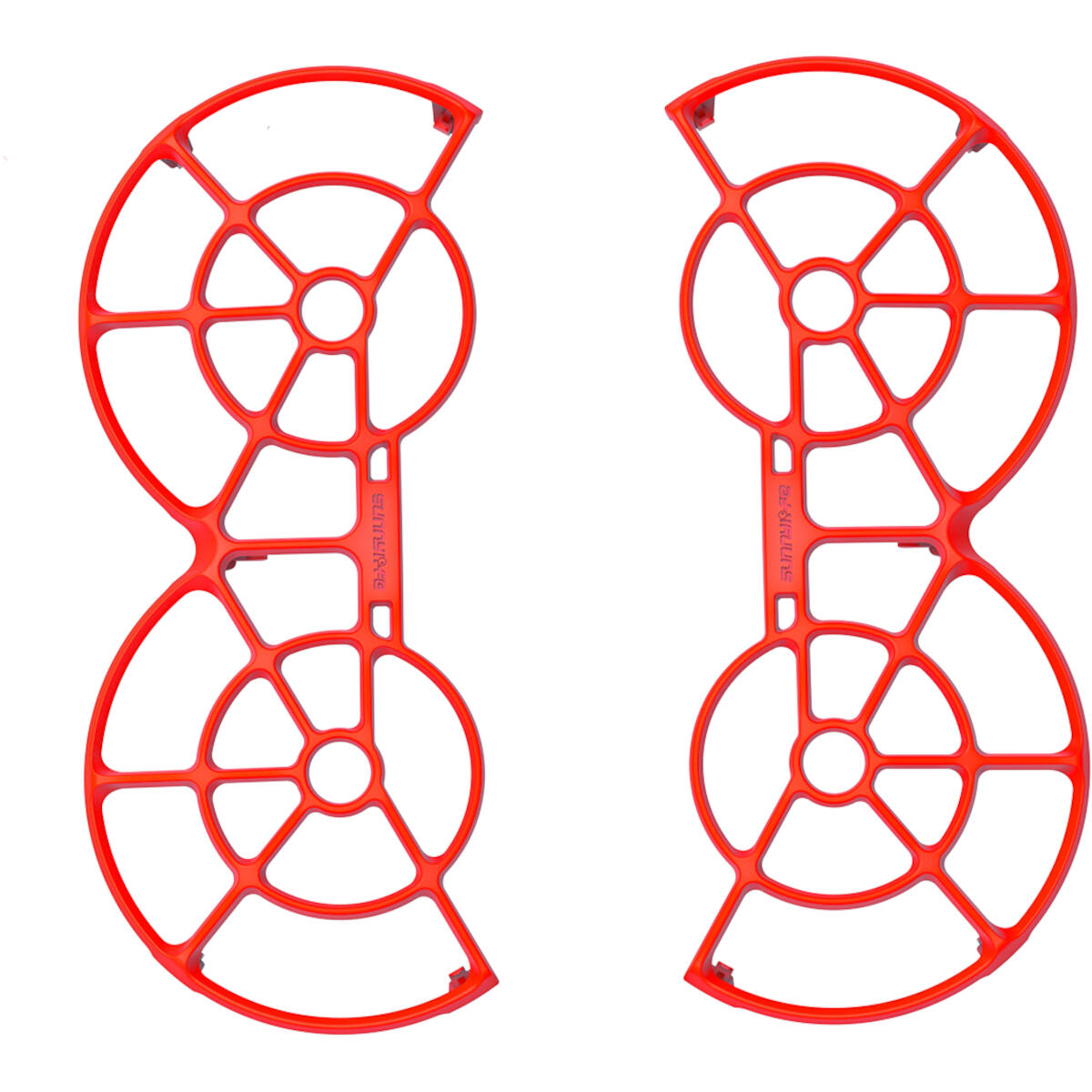 Twee identieke rode plastic structuren, elk met een complex netwerk van cirkelvormige en lineaire elementen, tegen een witte achtergrond.
