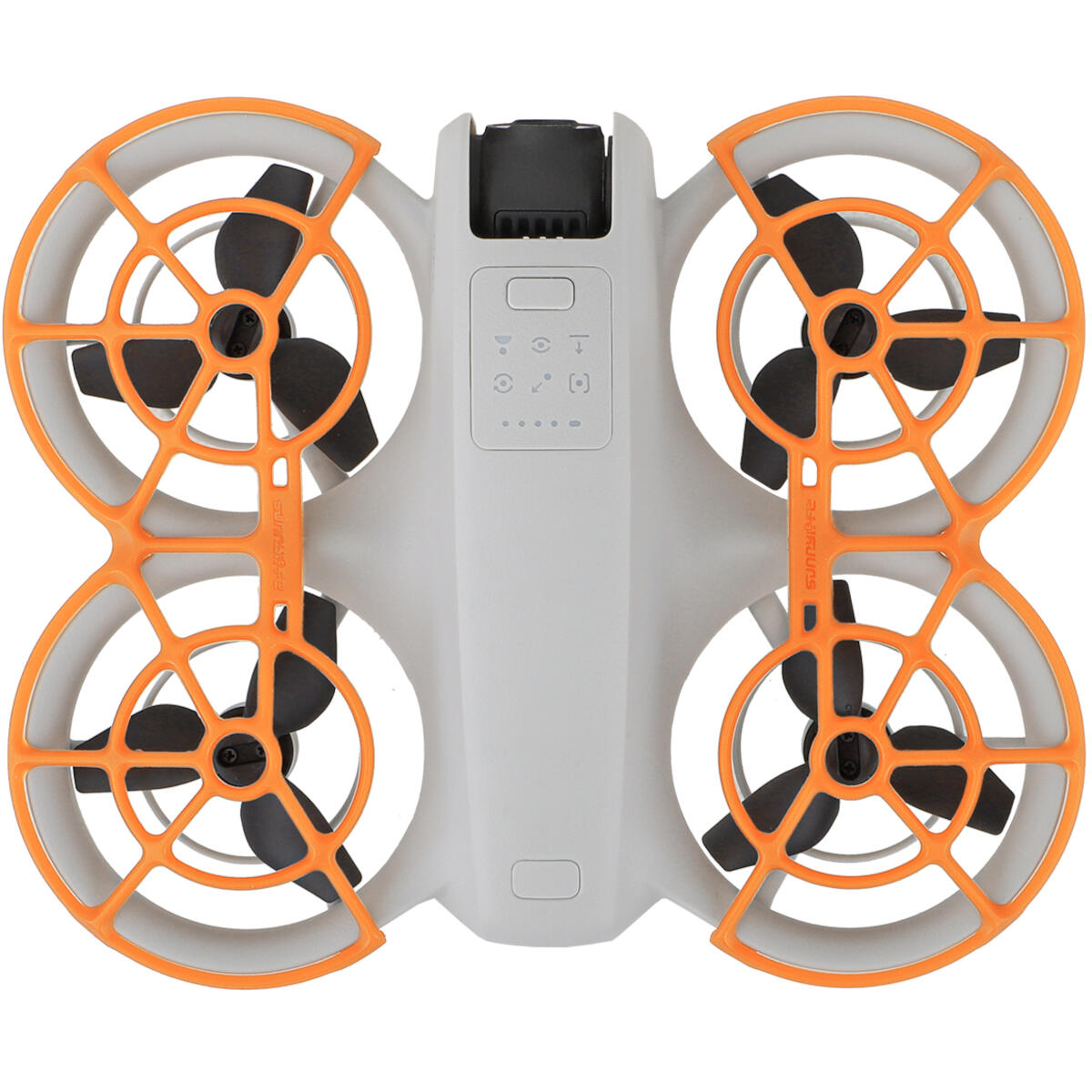 Een drone met oranje beschermringen rond de propellers. De drone is grijs met zwarte propellers en een zwart bovendeel.