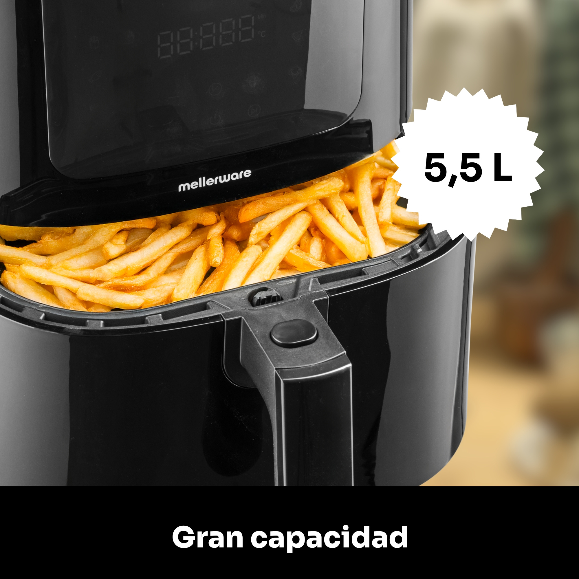 Una freidora de aire negra llena de patatas fritas. Una etiqueta blanca muestra '5,5 L'. El texto 'Gran capacidad' está abajo.