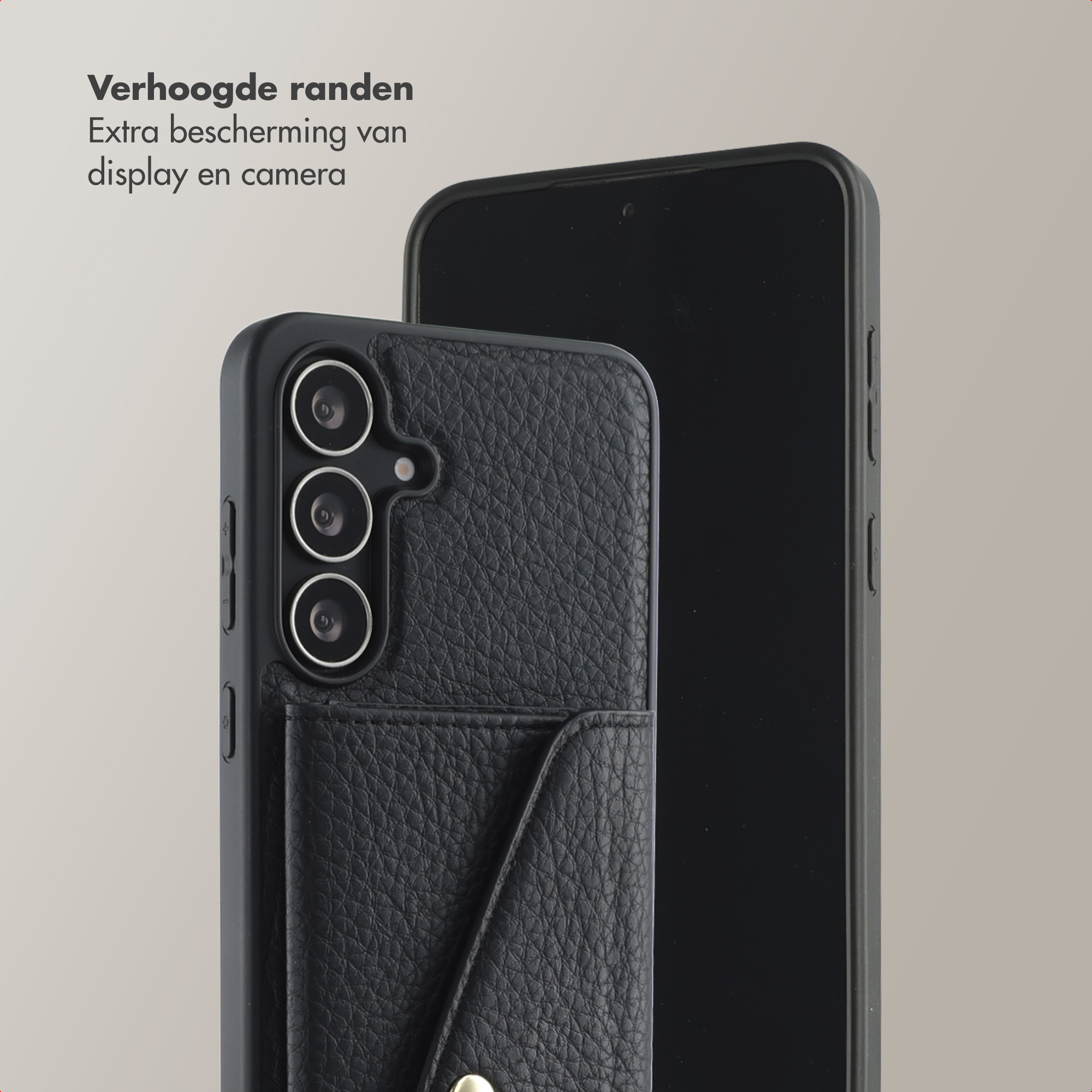 Zwarte telefoonhoes met kaartsleuf. Ernaast een telefoon. Nederlandse tekst: 'Verhoogde randen extra schermbescherming'.