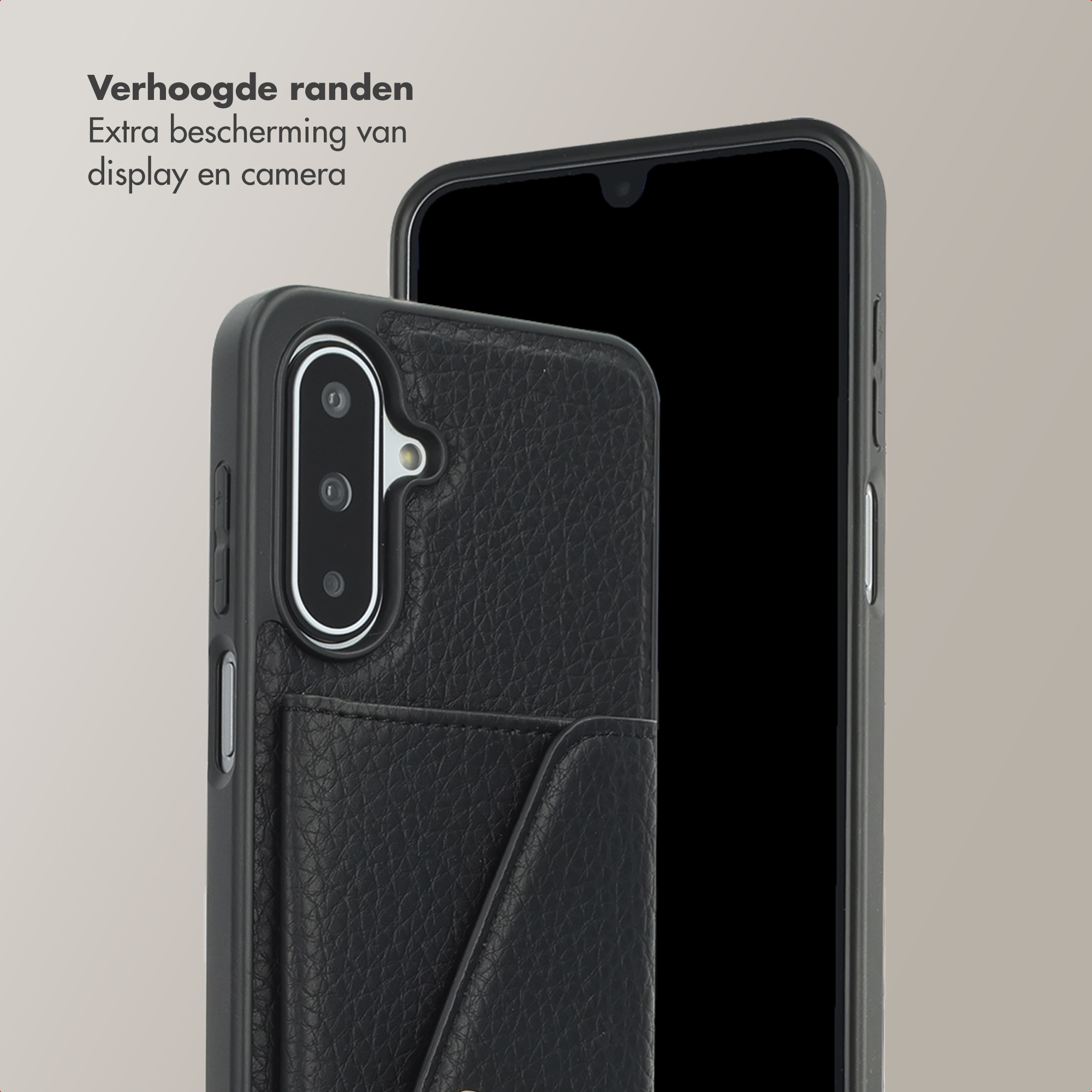 Zwarte telefoonhoes met een textuur, portemonnee-stijl, en een smartphone. De achtergrond is lichtbeige.