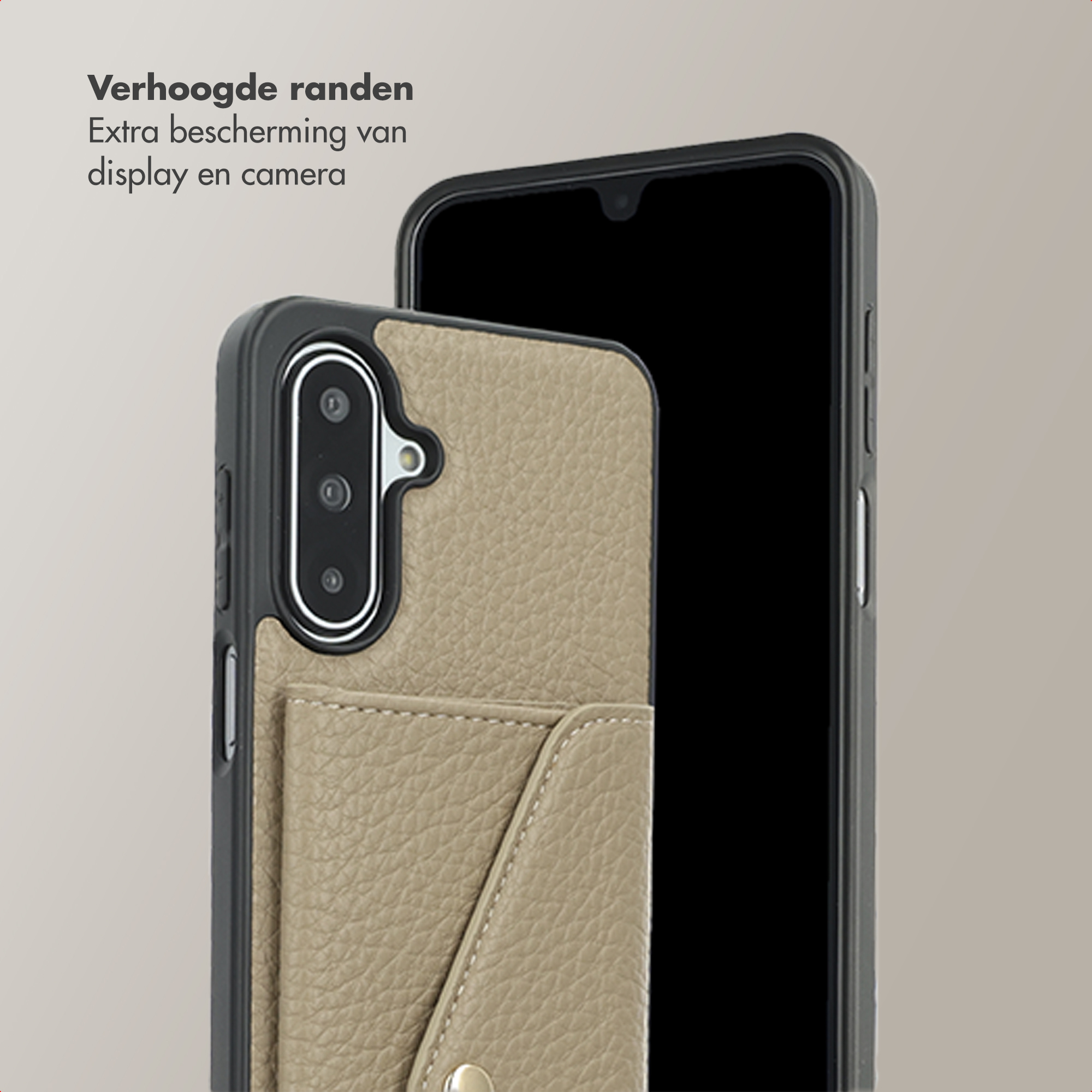 Een telefoon in een bruin lederen hoesje met zwart scherm en kaarthouder.
