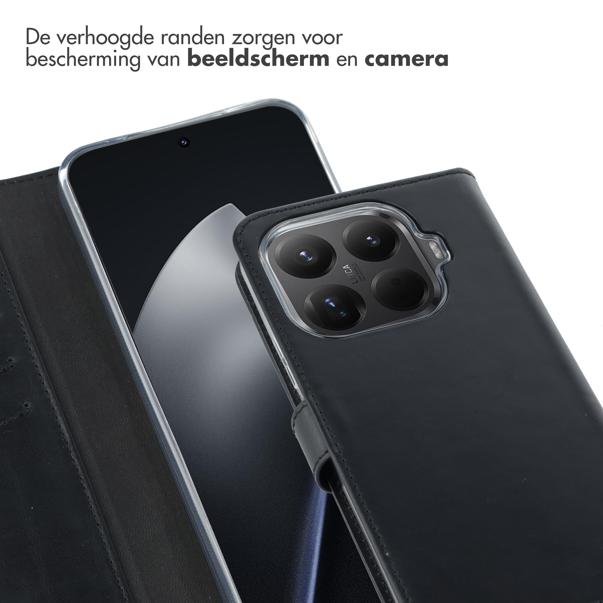 Een zwarte telefoon in een donkere hoes. De telefoon heeft een camera met meerdere lenzen. De hoes heeft verhoogde randen.