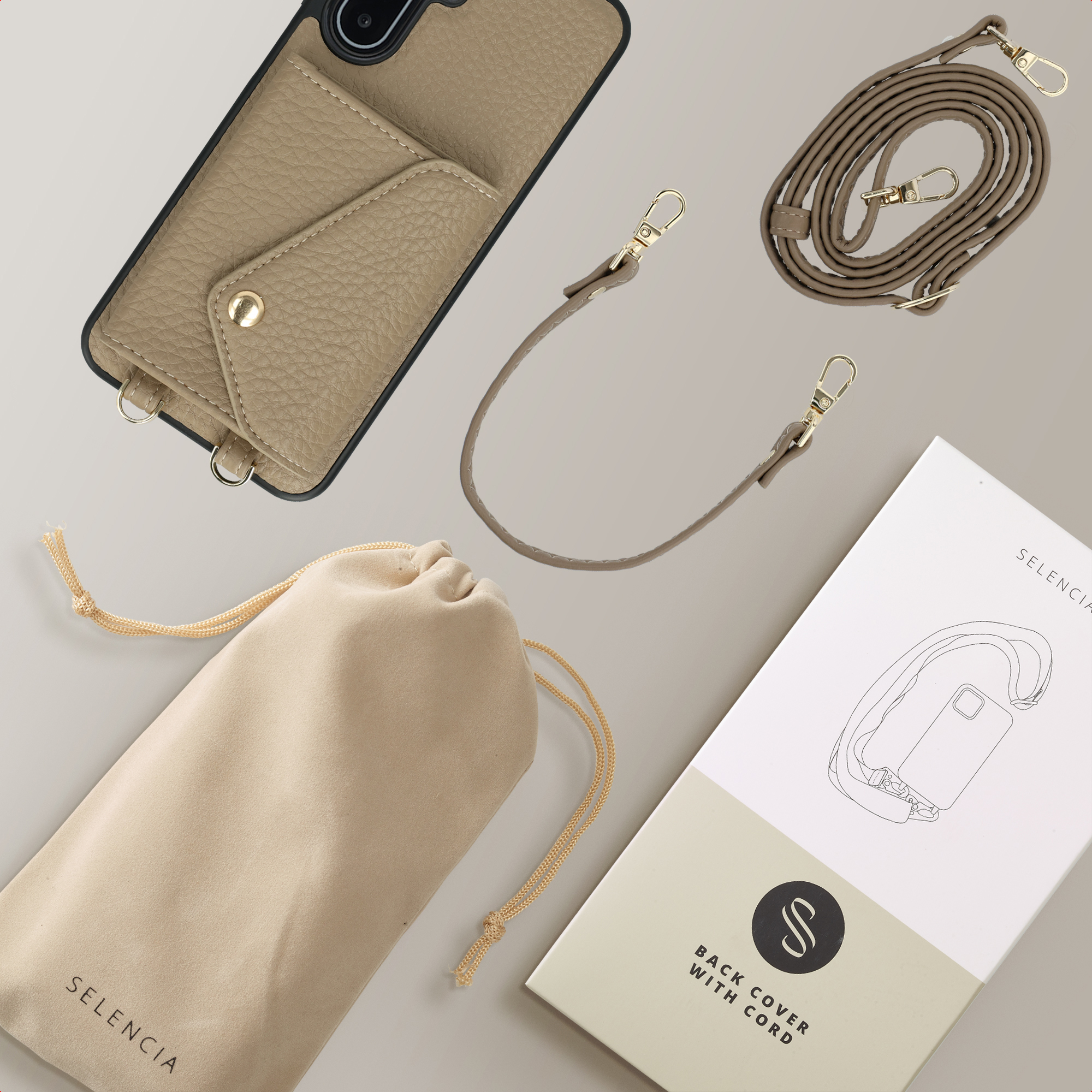 Beige telefoonhoesje met band, trekkoordtas en doos. Accessoires beige, gouden hardware. Inclusief telefoonhoesje met zak.