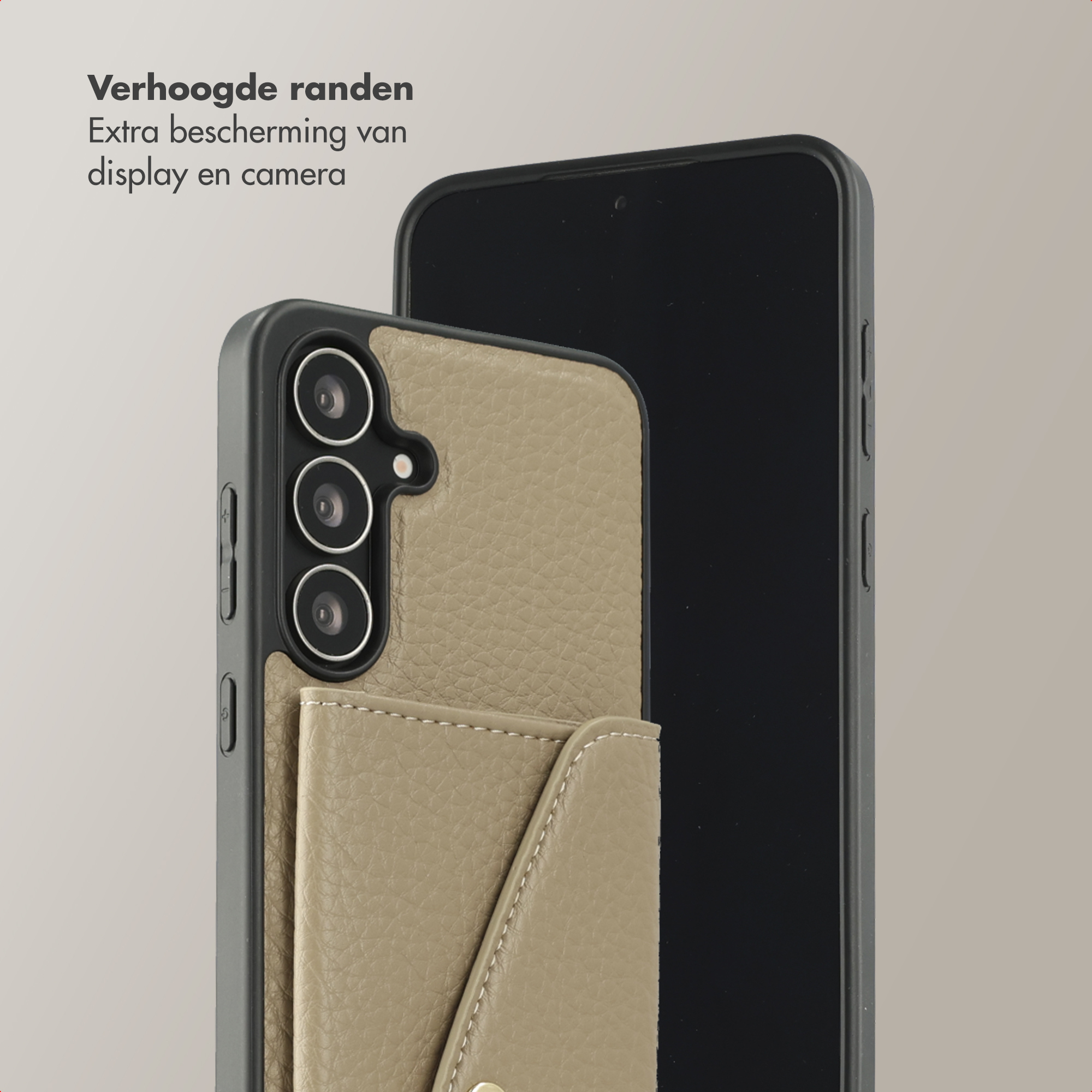 Een telefoon in een lichtbruine leren hoes met een kaartsleuf. De telefoon is zwart. De achtergrond is neutraal.