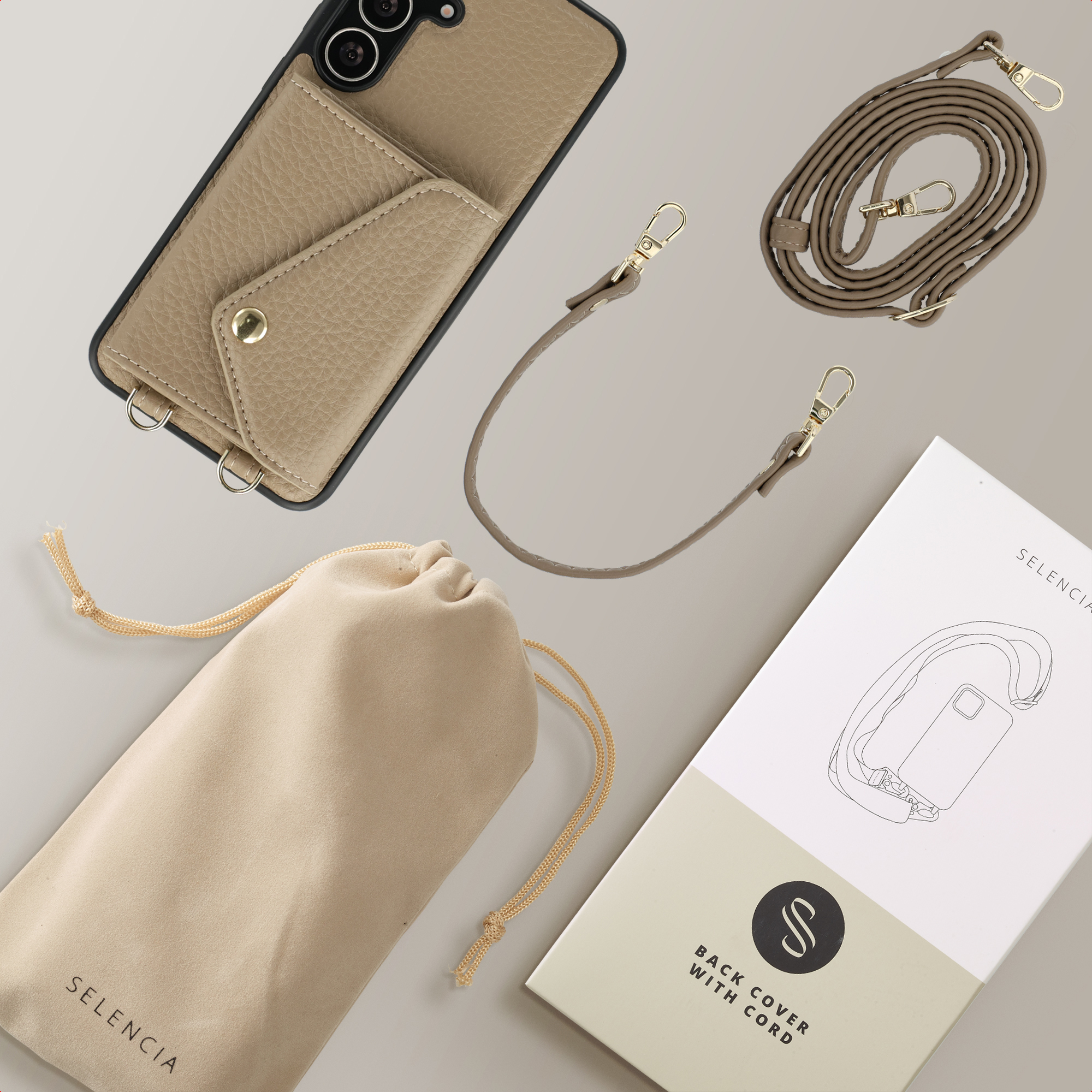 Tan telefoonhoesje met riem, zakje met trekkoord en doos. Allemaal tan. Op de doos staat 'Back Cover With Cord'.