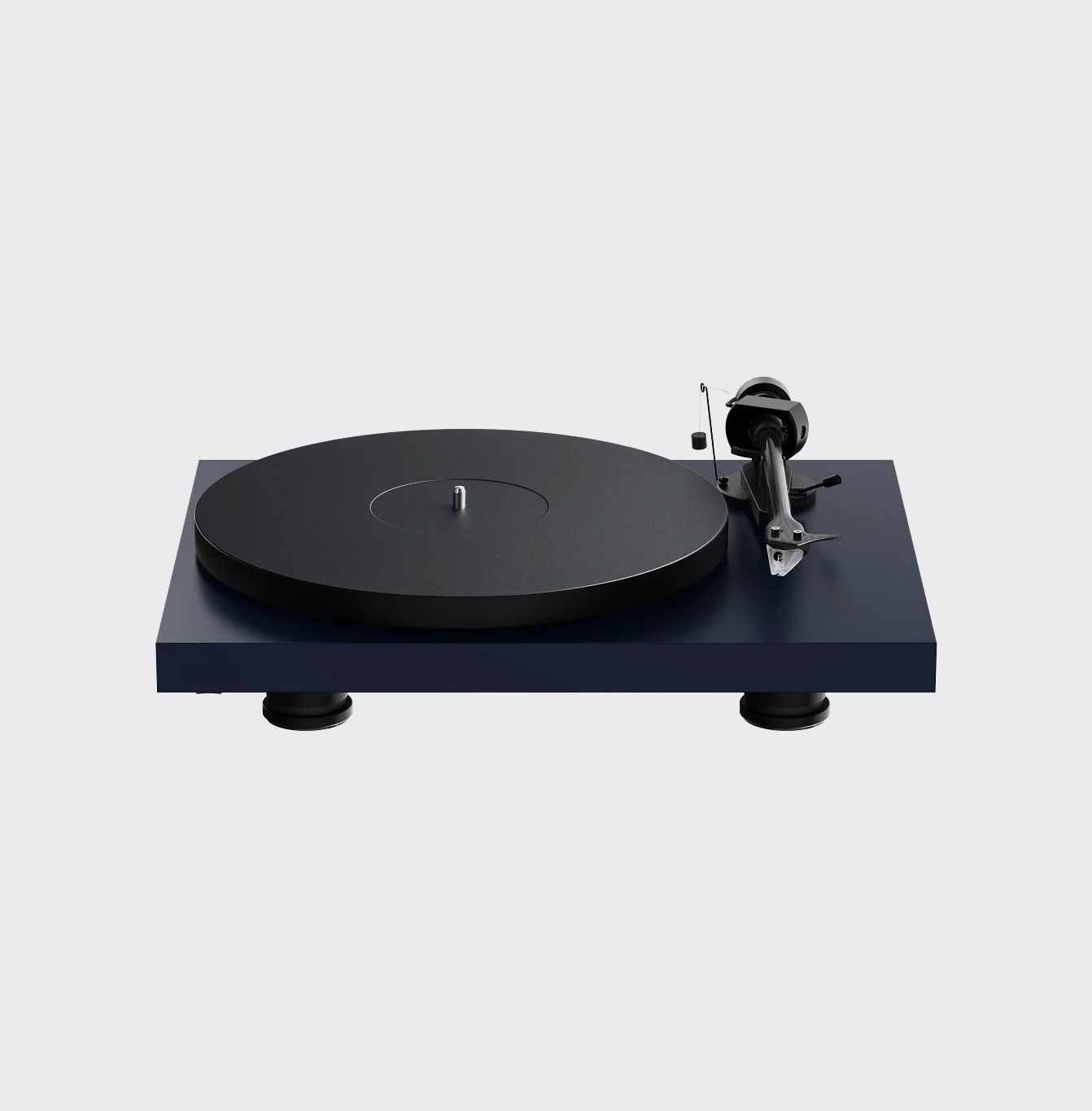 Een marineblauwe platenspeler met een zwarte schotel, arm en basis. De platenspeler is geïsoleerd op een witte achtergrond, wat het ontwerp laat zien.