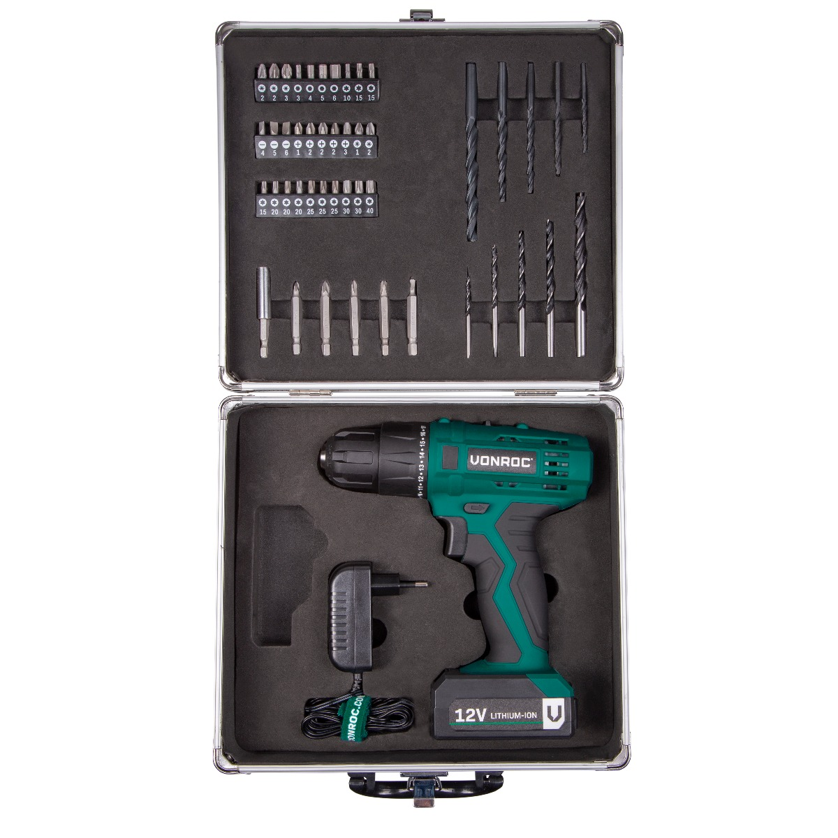 Open gereedschapskist met boormachine, bits en oplader. De boormachine is groen en zwart. Bits en boren bovenin.