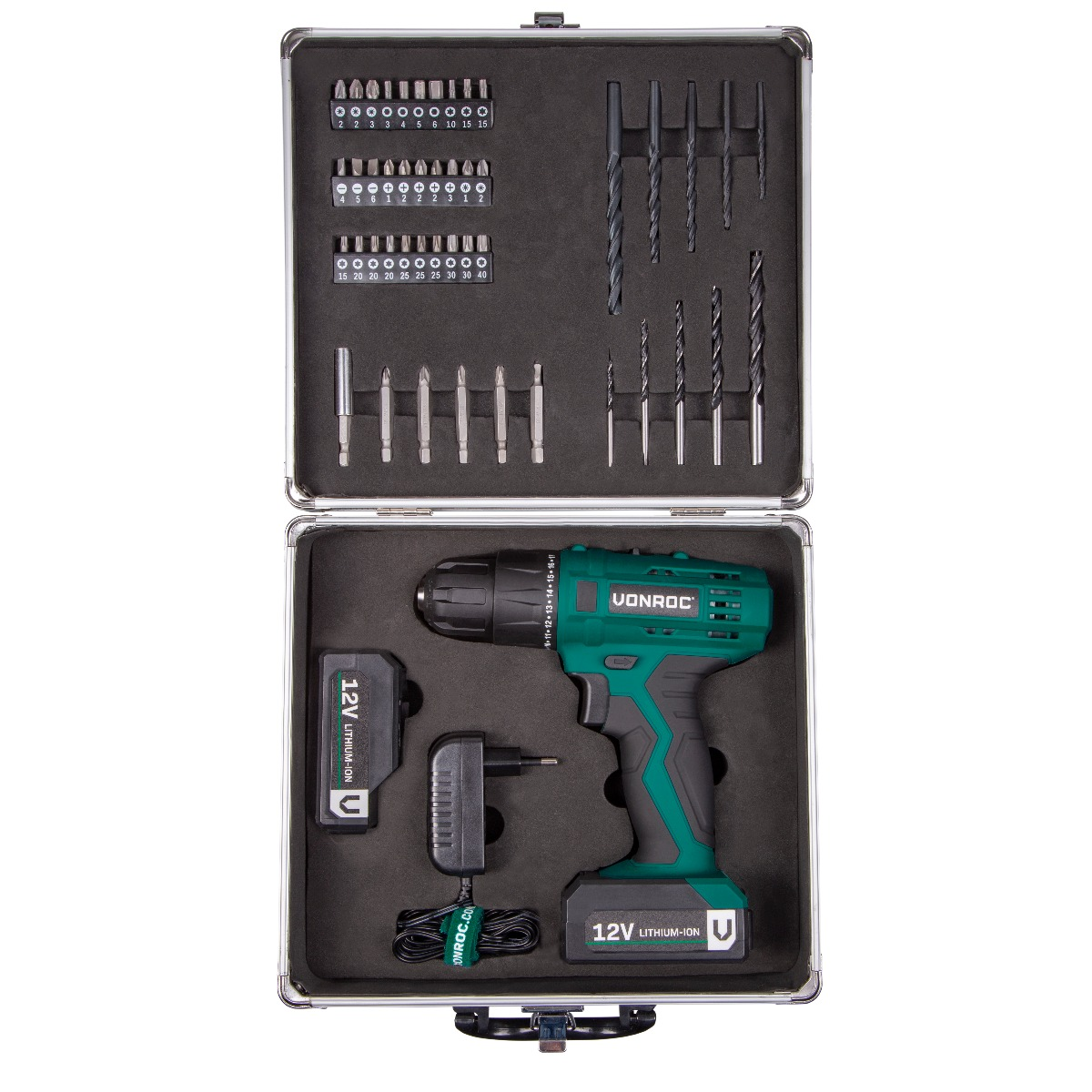 Open gereedschapskist met een groene en zwarte boor, bits, oplader en batterij. De merknaam is VONROC.
