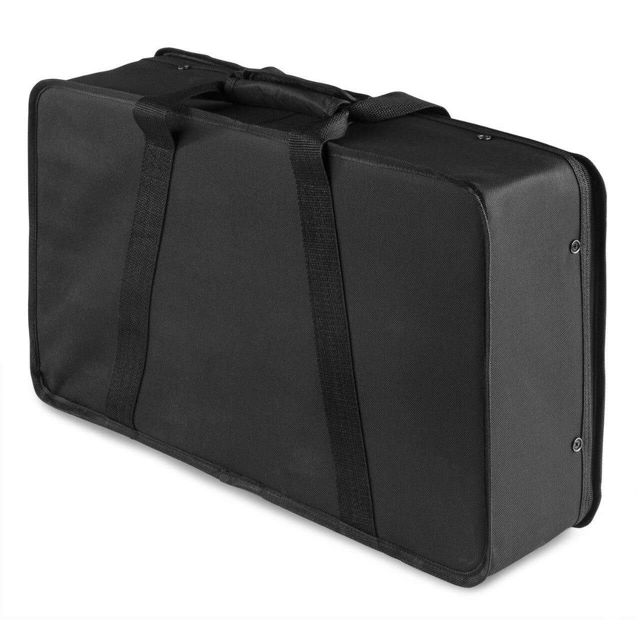 Una bolsa negra rectangular con asa y correas. La bolsa está cerrada y tiene una superficie texturizada. El fondo es blanco.