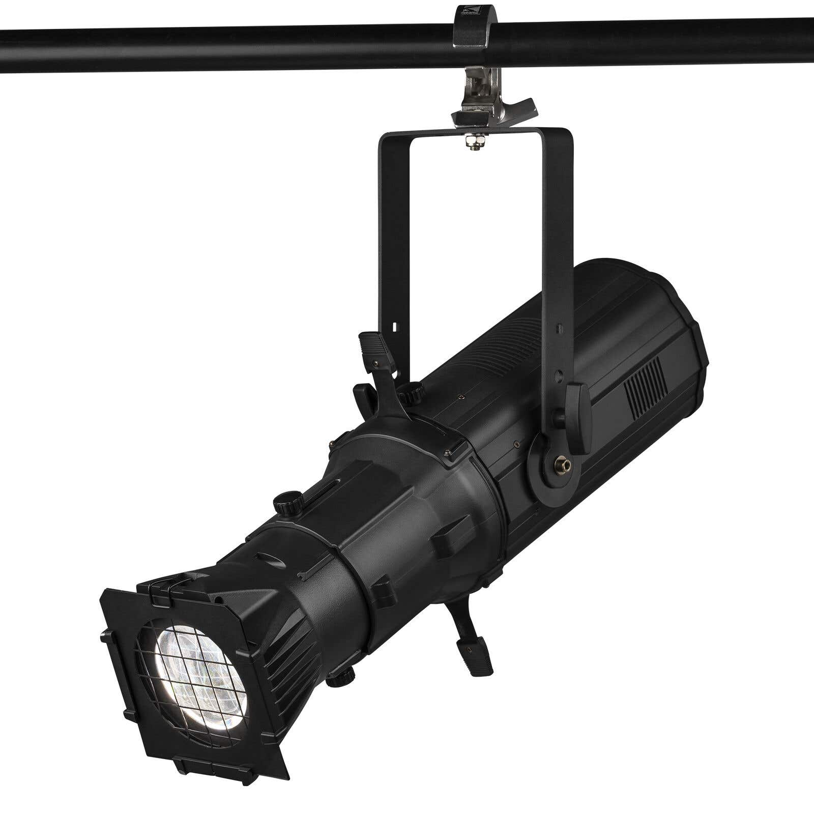 Una luz de escenario negra está suspendida. Está sujeta a una barra de metal con una abrazadera. La luz tiene una lente y una rejilla.