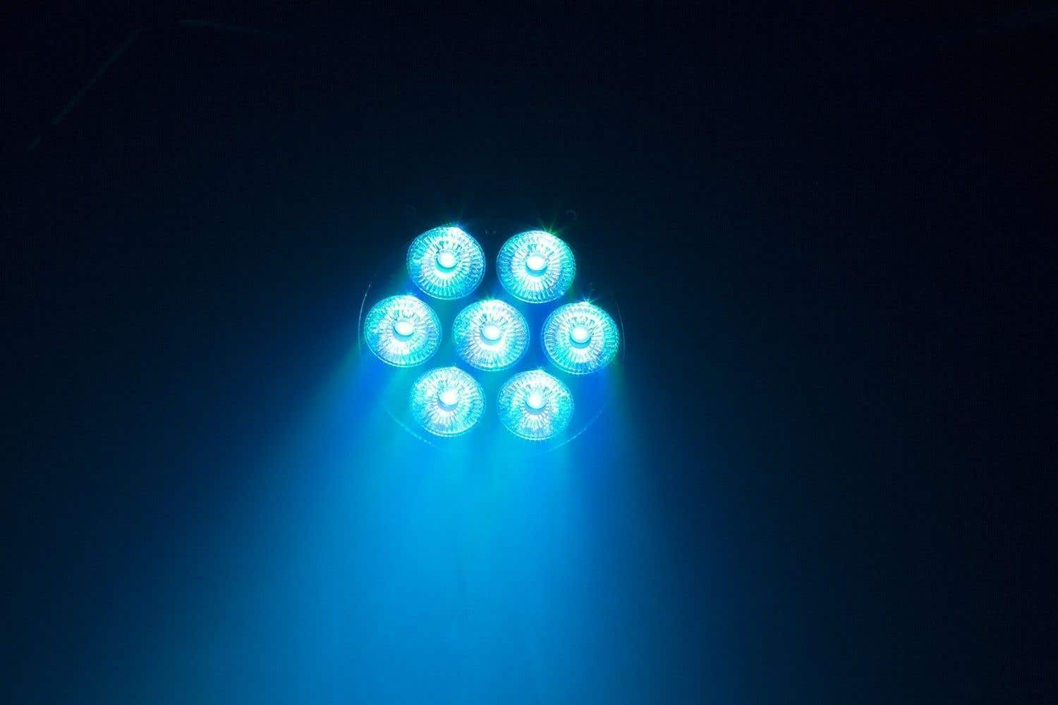 Siete luces azules brillantes en un patrón circular, emitiendo luz azul contra un fondo oscuro.