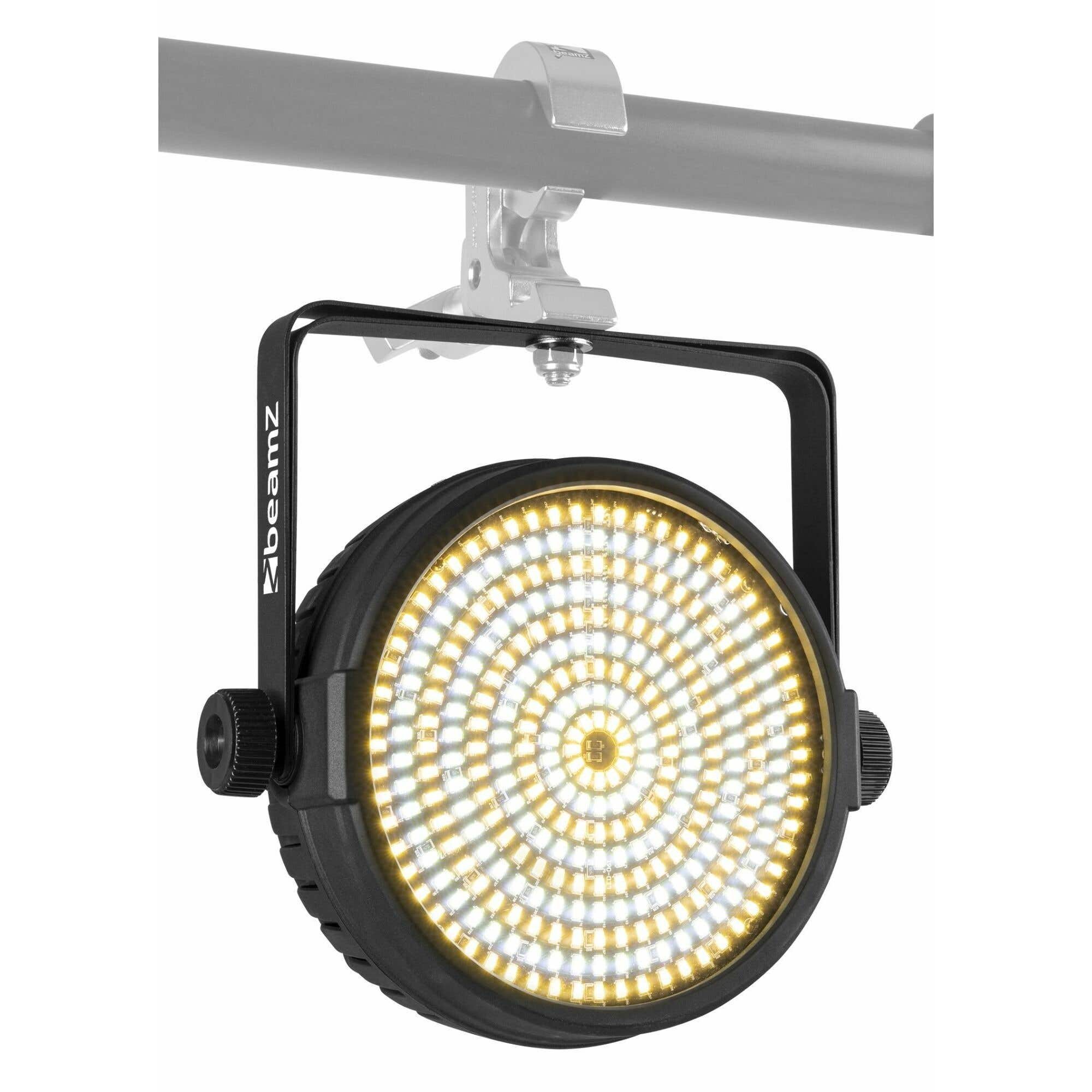 Un accesorio de luz de escenario está montado en una barra de metal. La luz tiene muchos LED en un patrón circular.