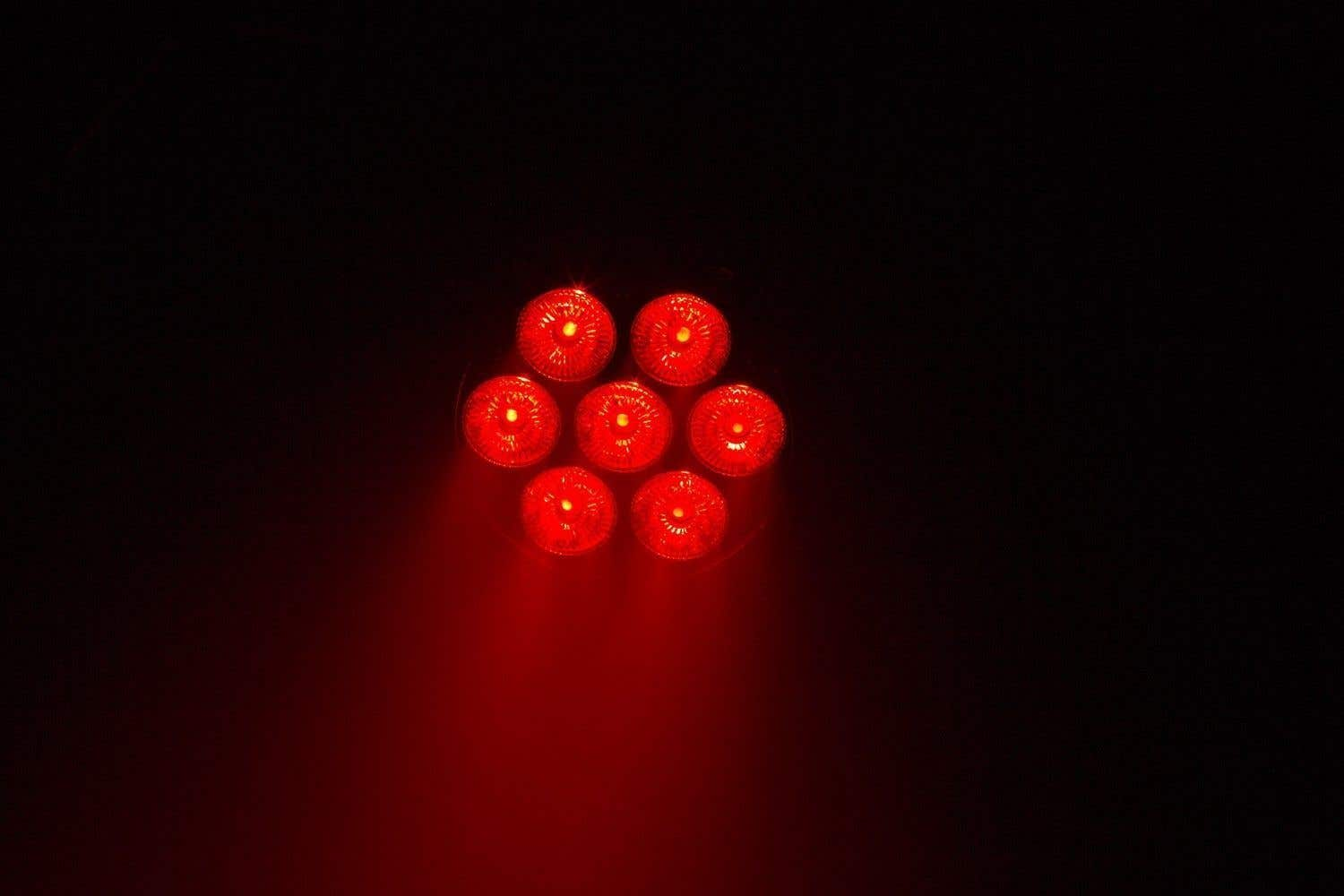 Siete luces rojas brillantes dispuestas en círculo sobre un fondo negro. Las luces brillan intensamente con luz roja.