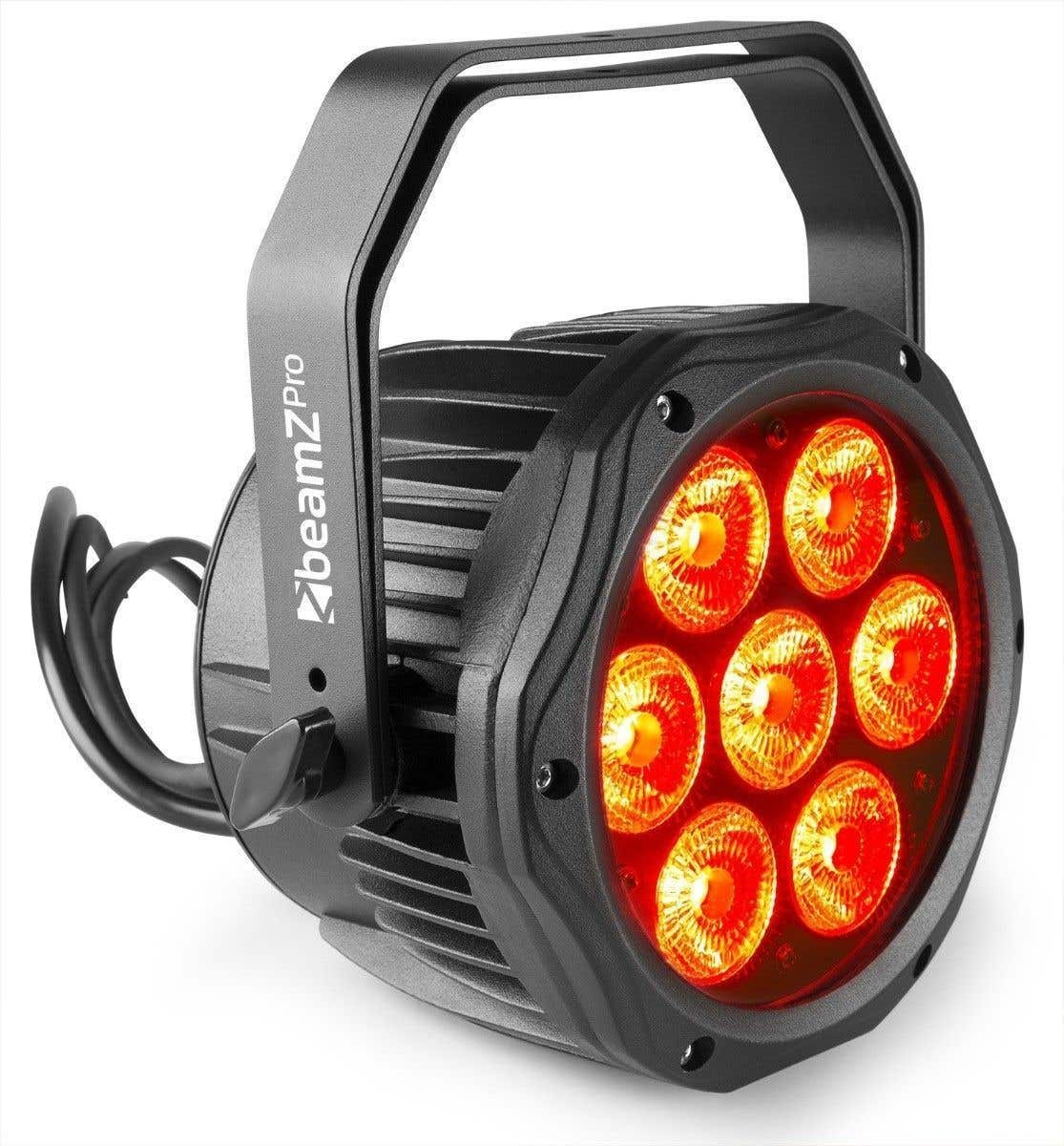 Foco de escenario BeamZ Pro negro con asa. La luz tiene siete LED rojos y naranjas. Un cable negro está conectado.