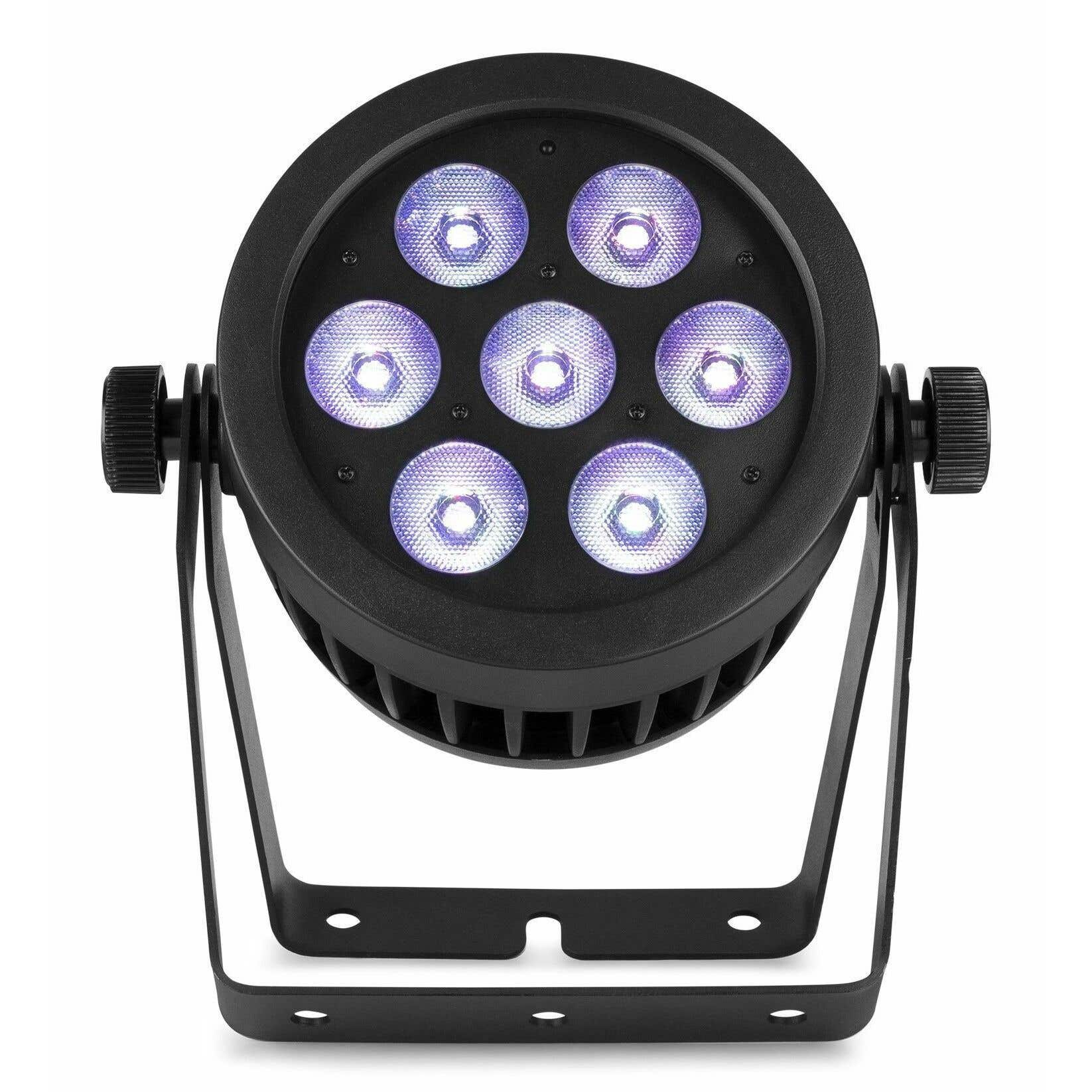 Una luz de escenario negra con siete LED morados. Tiene un soporte para montaje. El fondo es blanco.