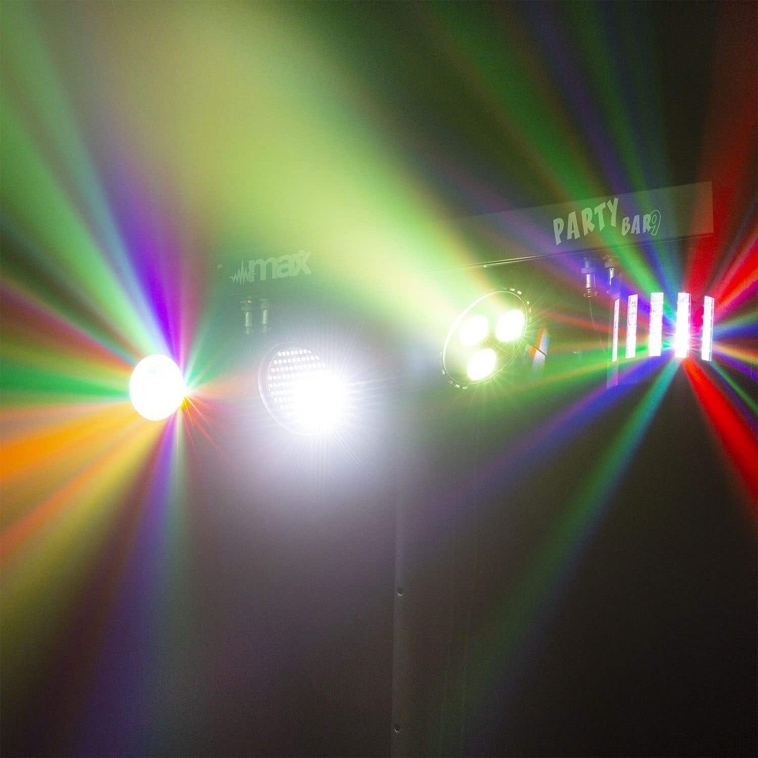 Una barra de luces de fiesta con múltiples luces que emiten rayos coloridos. El texto en la barra dice 'PARTY BAR 9'. Las luces son blanco brillante, verde y rojo.