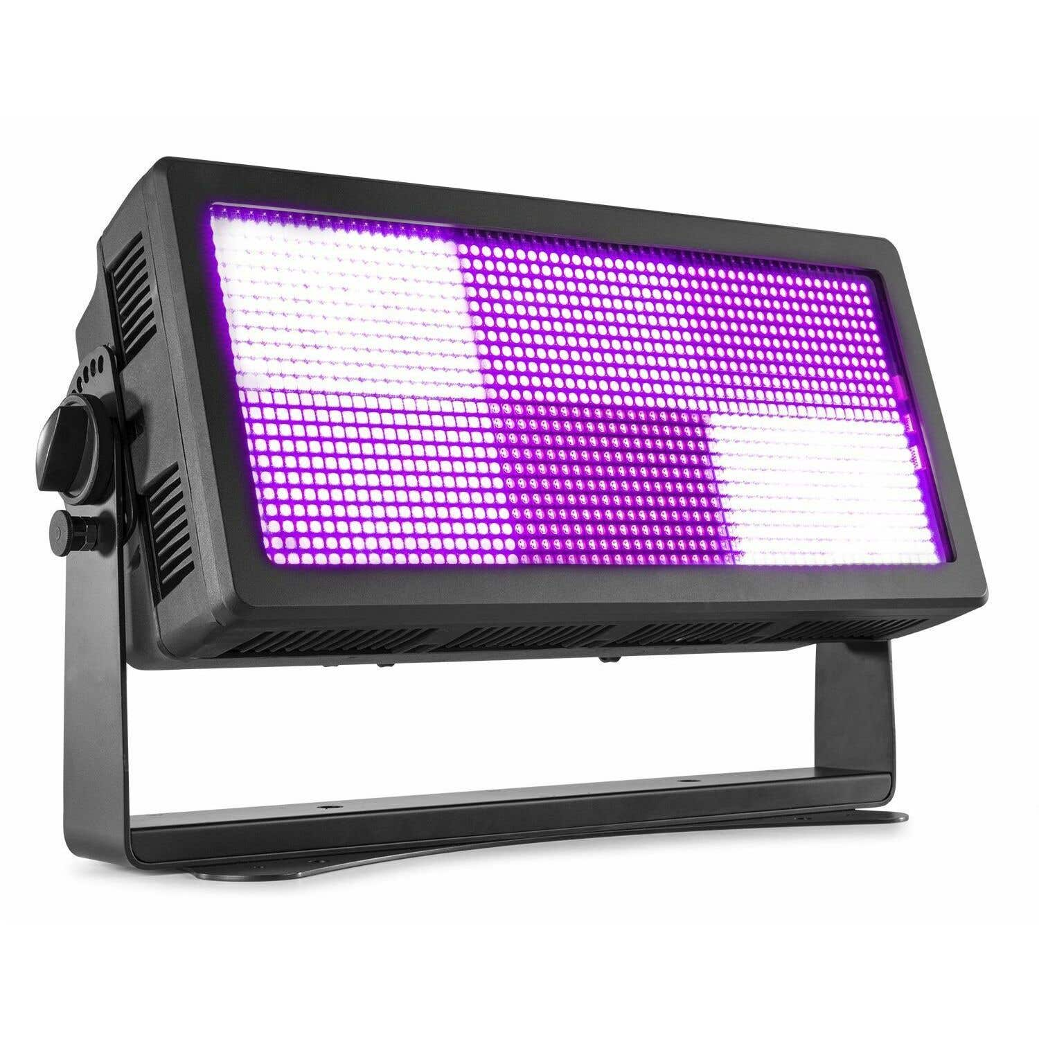 Una luz de escenario rectangular con una cuadrícula de LED morados y blancos. Tiene un marco y un soporte negros, aislados sobre un fondo blanco.