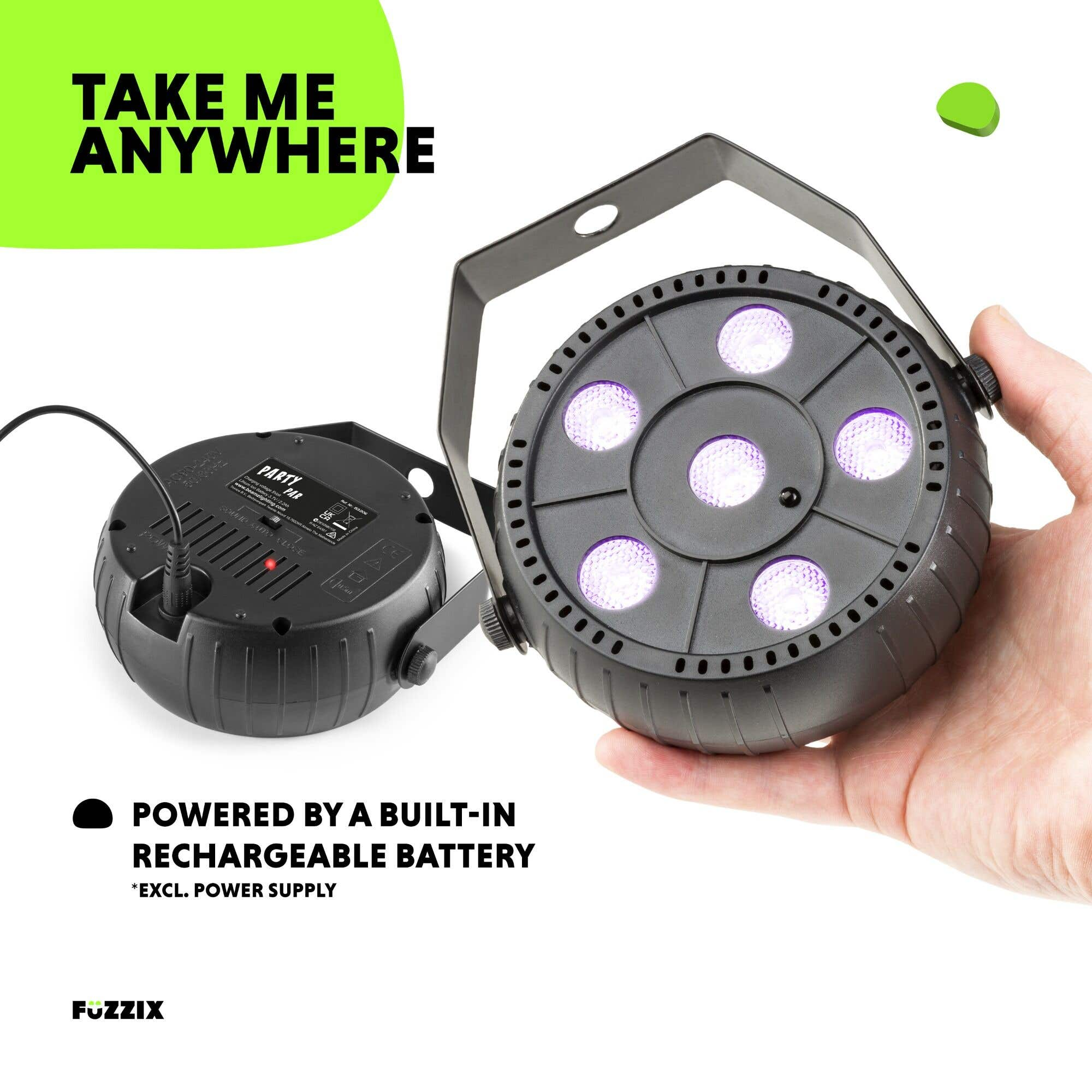 Una luz de fiesta negra con luces púrpuras, sostenida en una mano. El texto dice 'Take me anywhere' y 'powered by a built-in battery'.