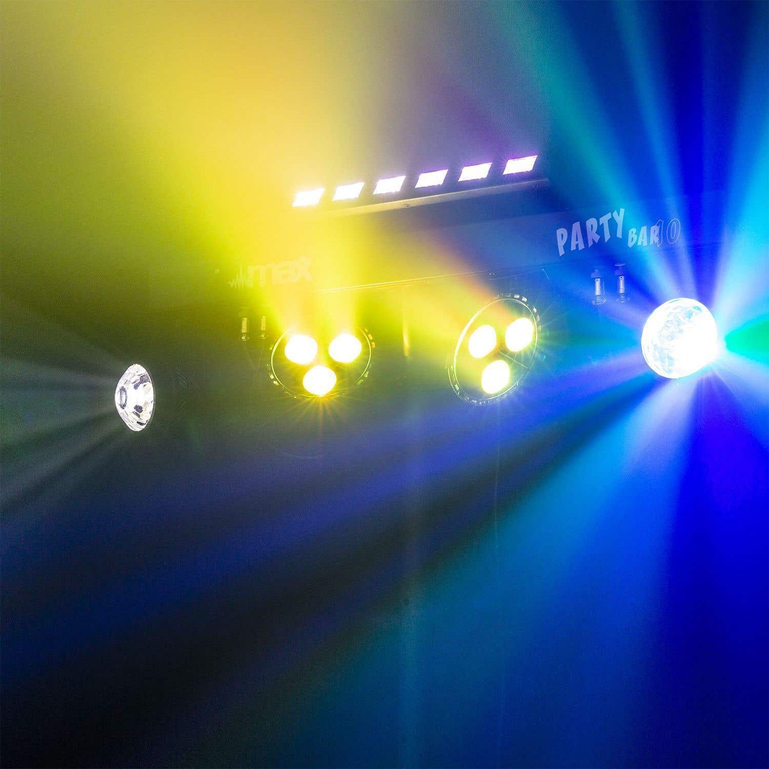Luces de escenario iluminan la escena con rayos amarillos y azules. Party Bar 0 es visible. Varios focos están encendidos.