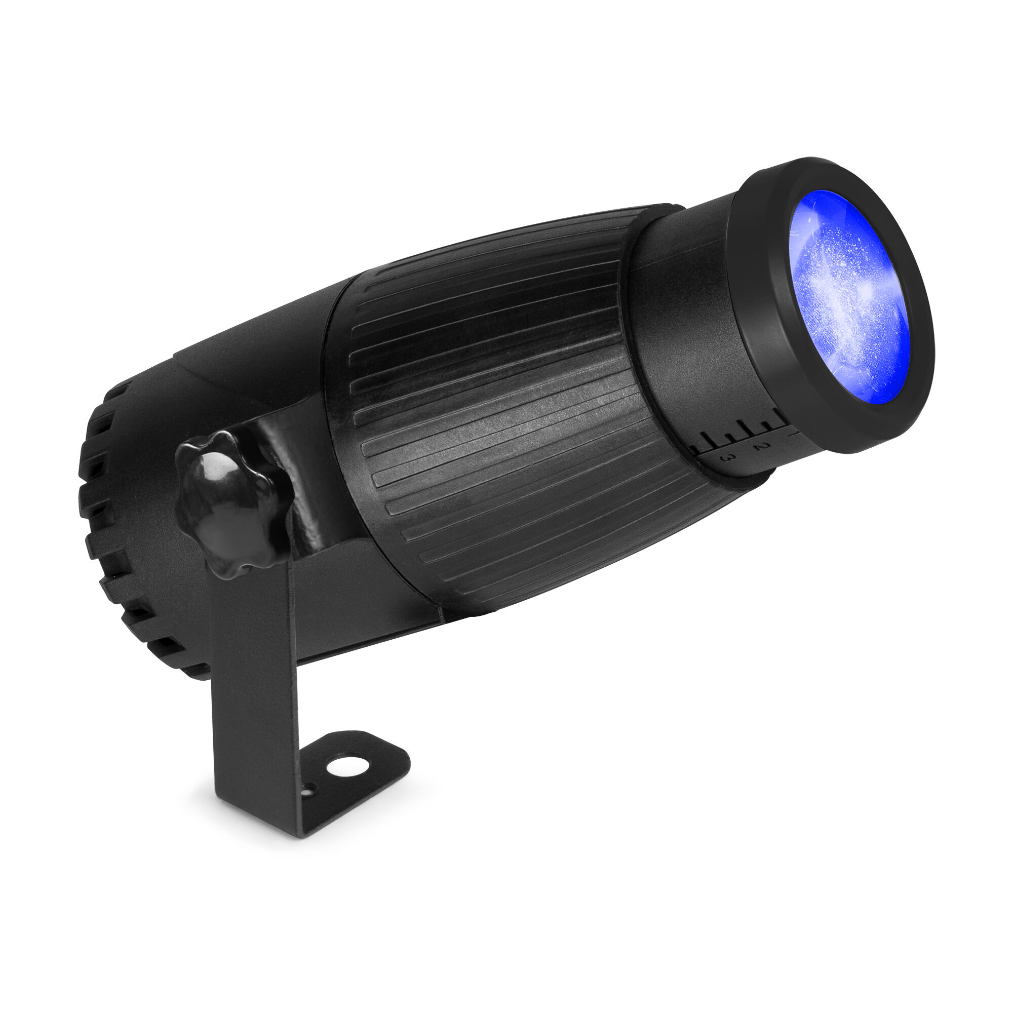 Un foco negro con luz azul. Tiene una perilla y un soporte. Aislado sobre fondo blanco.