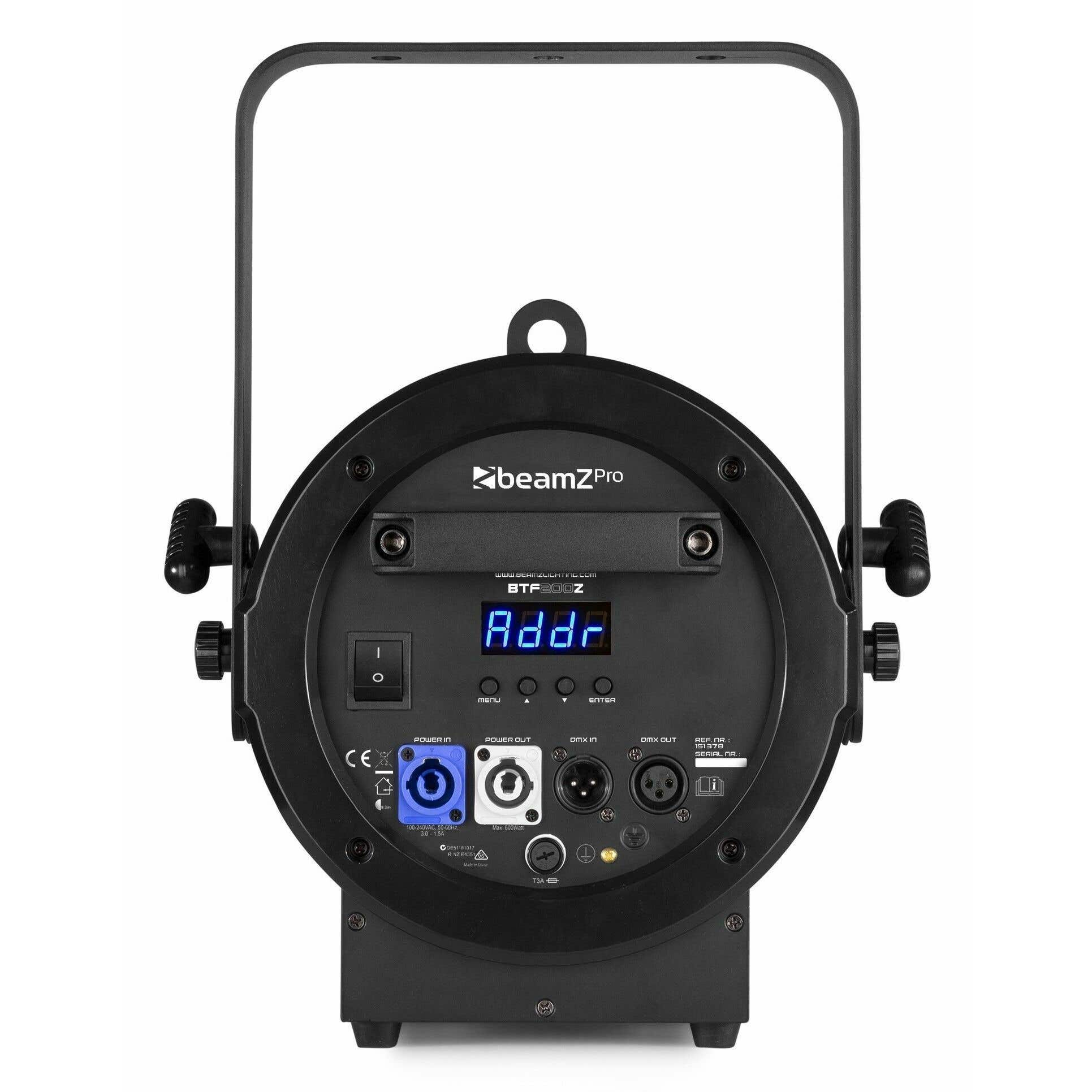 Una luz de escenario negra con asa, pantalla y varios conectores. Tiene la marca BeamZPro.