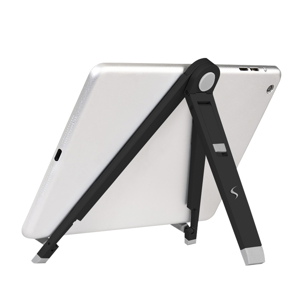Ein Tablet wird auf einem schwarzen Ständer aufgestellt. Das Tablet ist silberfarben. Der Ständer ist verstellbar.