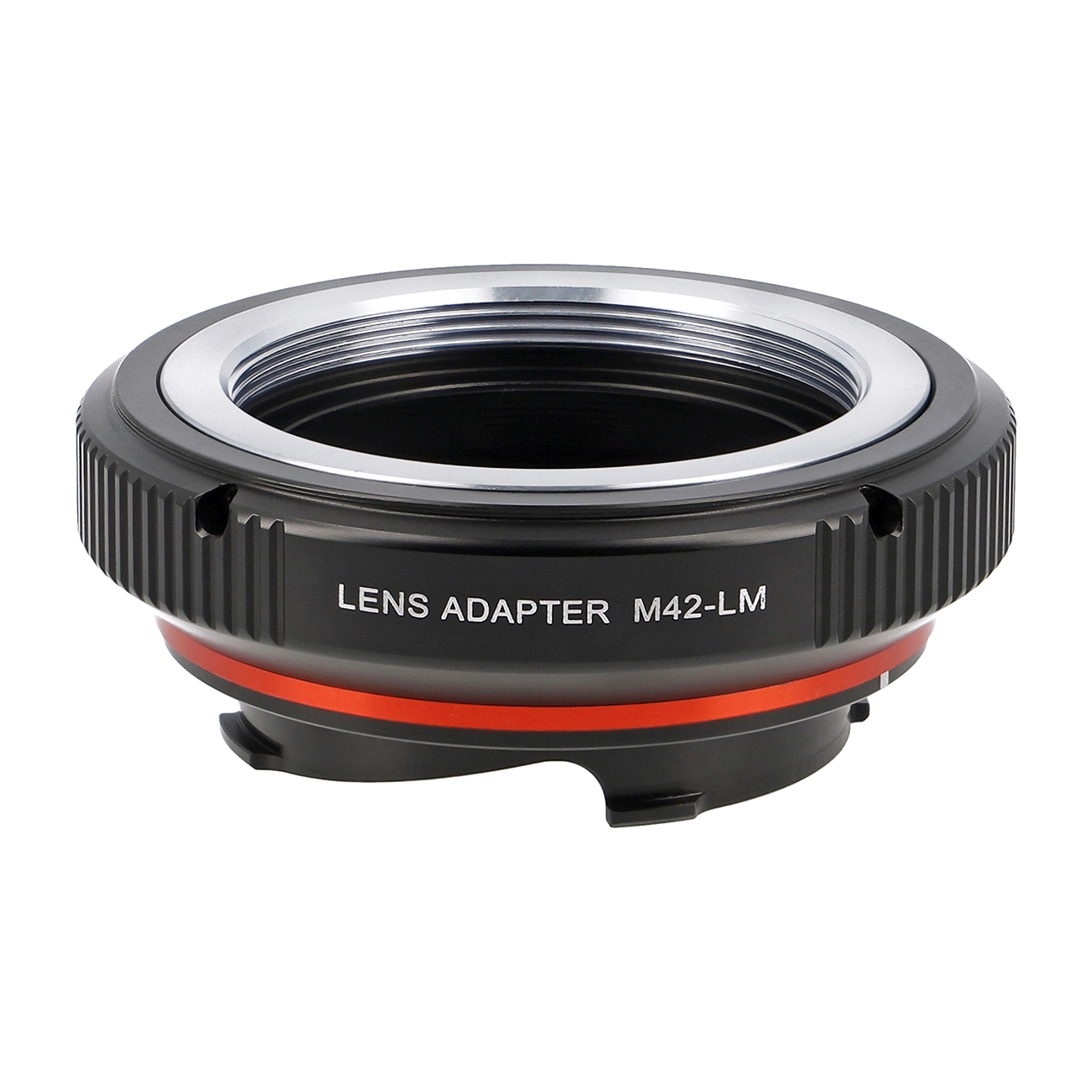 Ein schwarzer Objektivadapter mit silbernen und roten Akzenten. Der Text lautet 'LENS ADAPTER M42-LM'. Es hat eine geriffelte Außenseite und ein kreisförmiges Design.