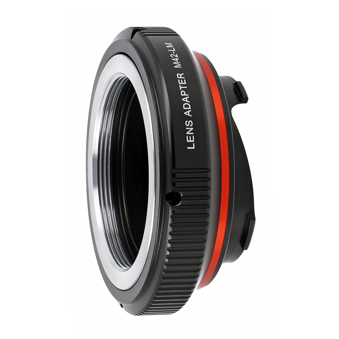 Ein schwarzer und silberner Objektivadapter mit roten Akzenten auf weißem Hintergrund. Er trägt die Aufschrift "LENS ADAPTER M42-LM".