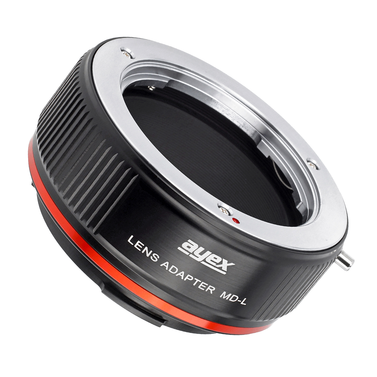 Ein schwarzer und silberner Objektivadapter. Er hat rote Akzente und den Text "ayex LENS ADAPTER MD-L". Der Hintergrund ist weiß.