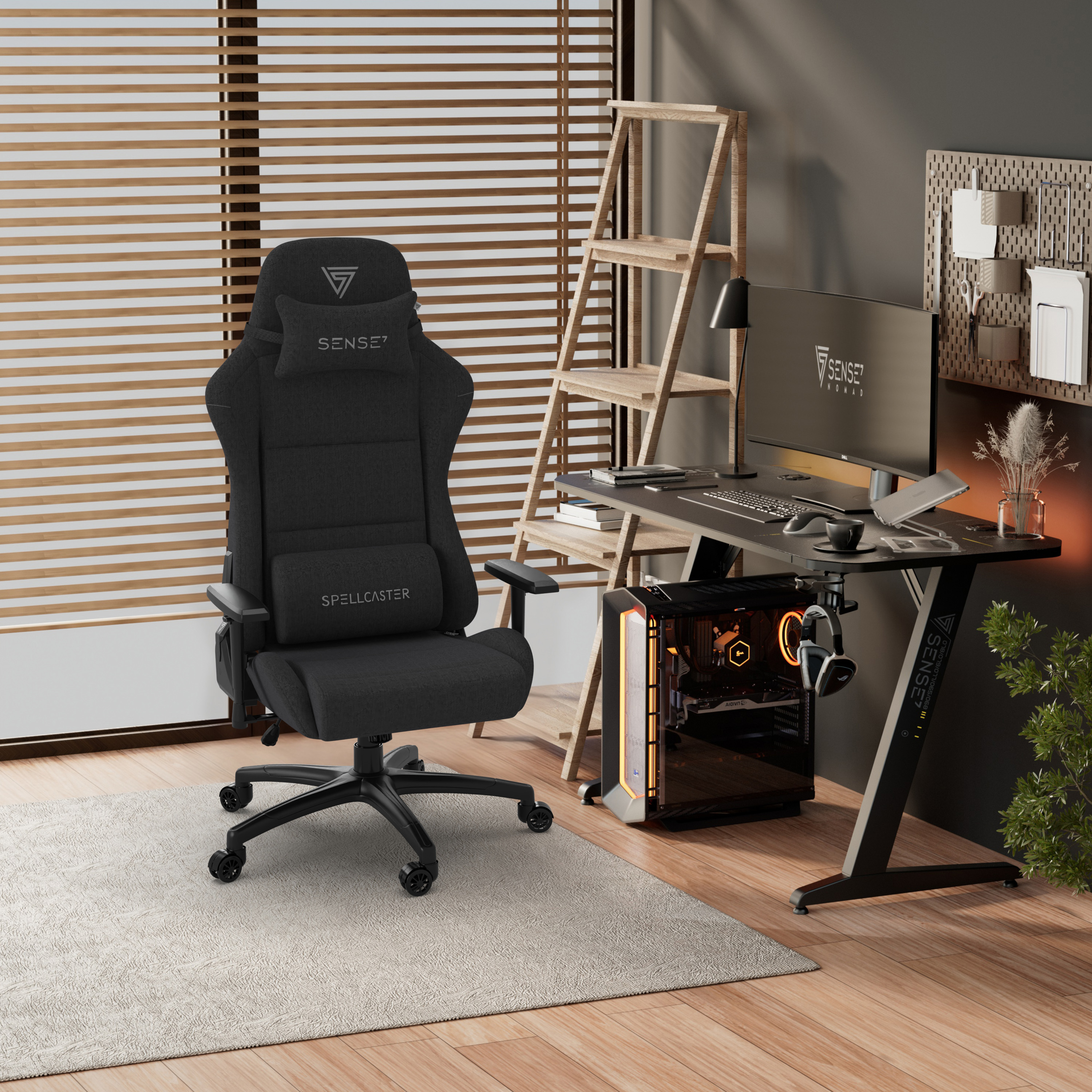 Ein Gaming-Setup mit schwarzem Stuhl, Schreibtisch, Computer und Zubehör. Im Hintergrund befinden sich Jalousien.