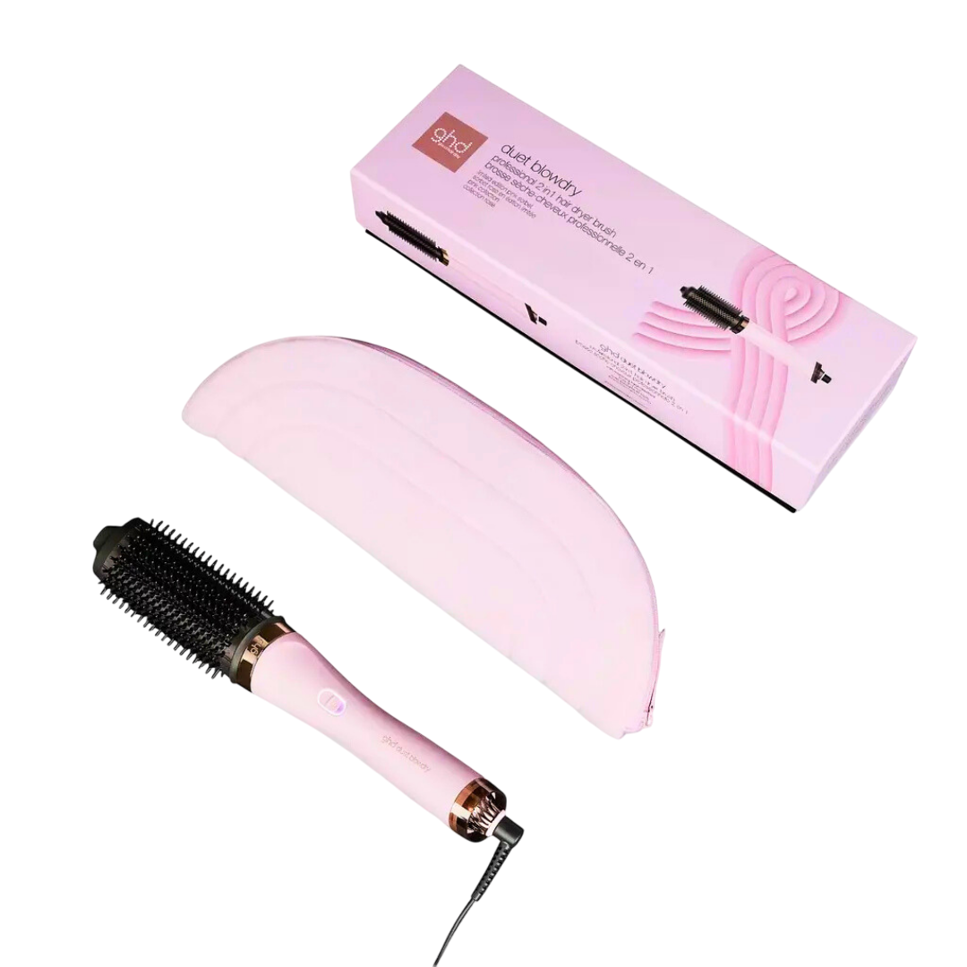 Eine rosa ghd Duett-Haartrocknerbürste und ihre Schachtel liegen auf einer schwarzen Oberfläche.