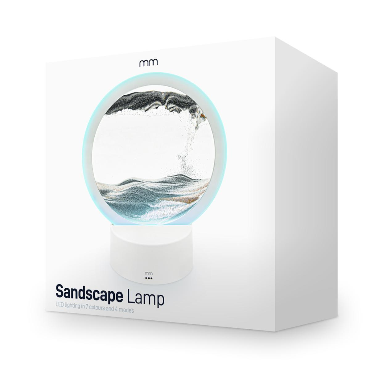 Een witte doos met een zandlandschapslamp erin. De lamp is wit met een cirkelvormig display met zandkunst.