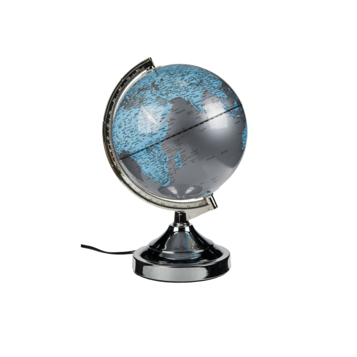 Een wereldbol met een blauw-grijze kaart, op een zilveren standaard en een zwart snoer.
