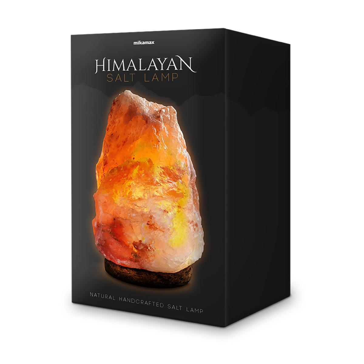 Himalaya zoutlamp in een doos. De lamp is oranje en geel. De doos is zwart met witte tekst.