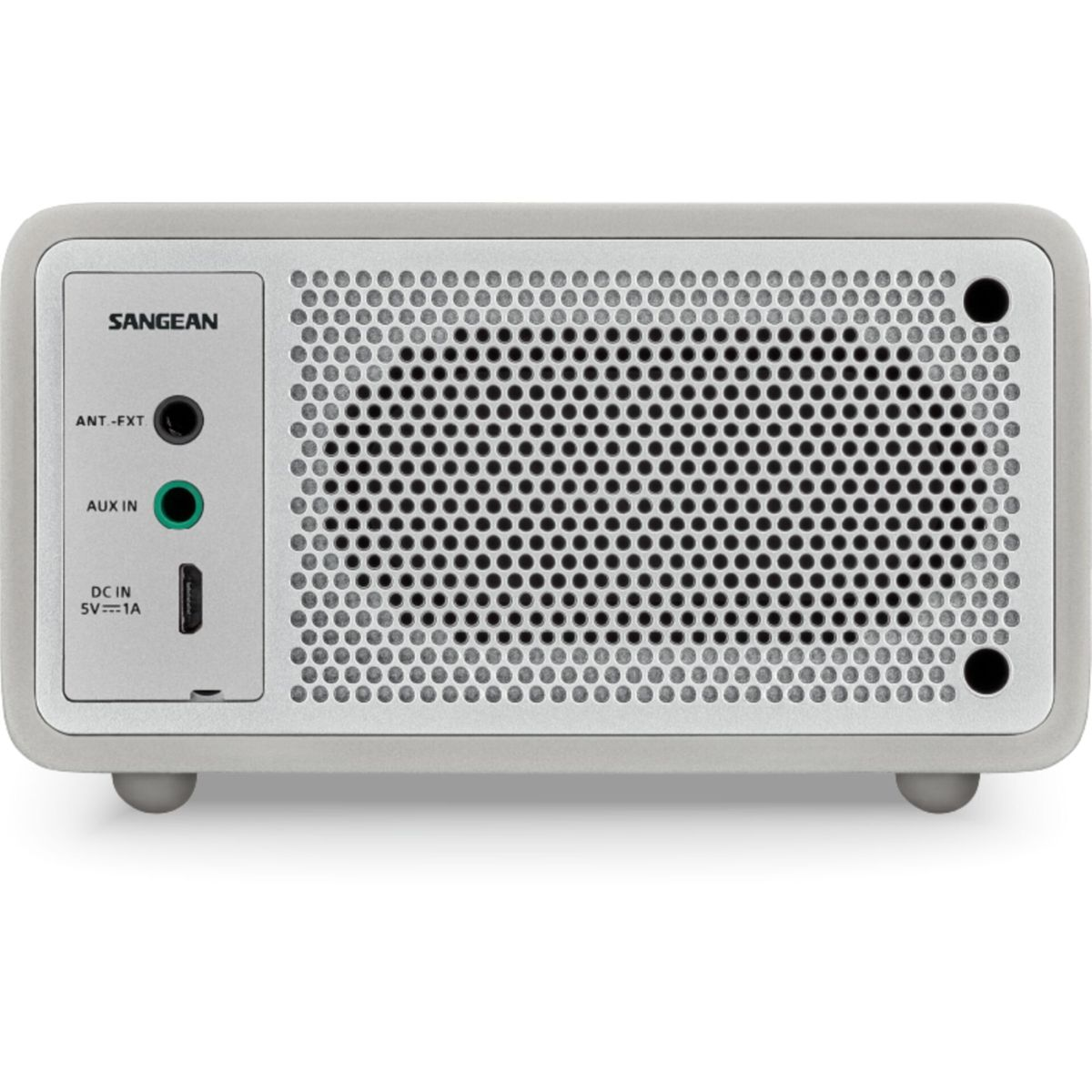 Une radio Sangean grise avec un cache haut-parleur perforé, une entrée auxiliaire et d'autres ports. Elle a deux petits pieds.
