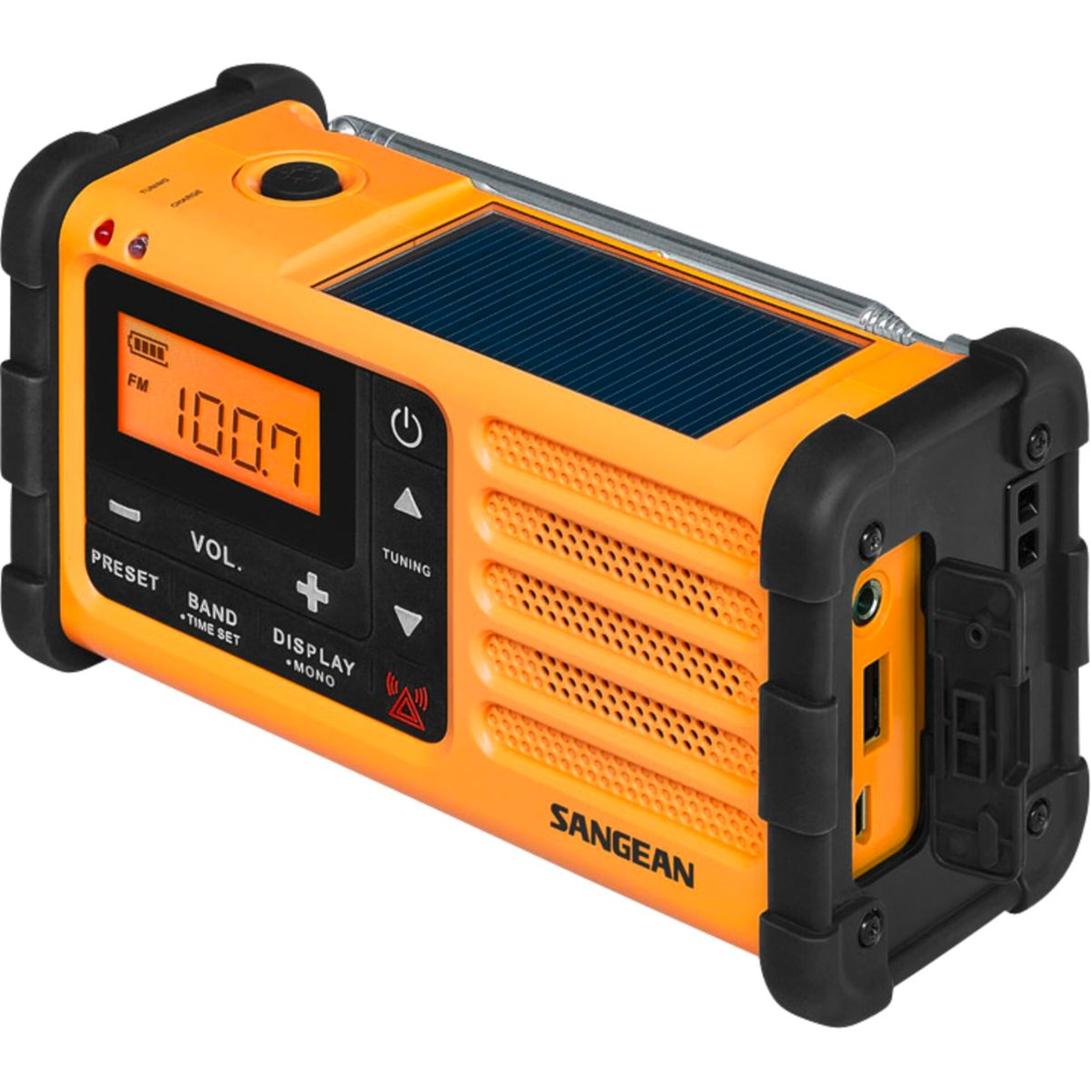 Una radio portatile arancione e nera. Ha un display digitale, pulsanti e un pannello solare. Il marchio è Sangean.