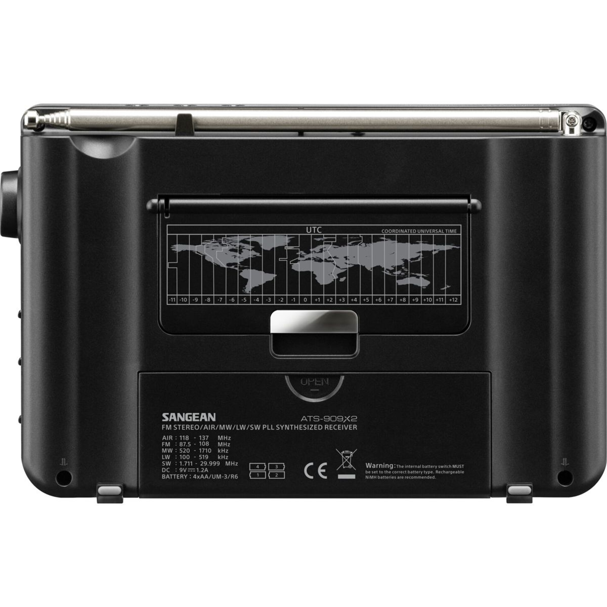 Czarny radioodbiornik Sangean z wysuwaną anteną, mapą czasu światowego i tekstem z zakresami częstotliwości. Znak CE.