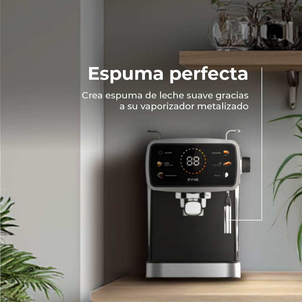 Una moderna máquina de espresso negra y plateada con pantalla digital, sobre una superficie de madera, con planta al fondo.