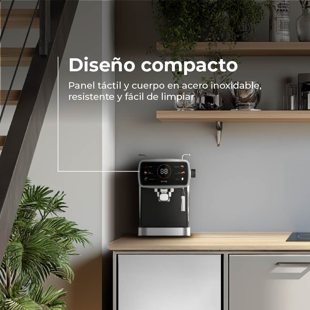 Una cafetera compacta está sobre una encimera, con superposición de texto. Una escalera y plantas están en el fondo. La máquina tiene una pantalla digital.