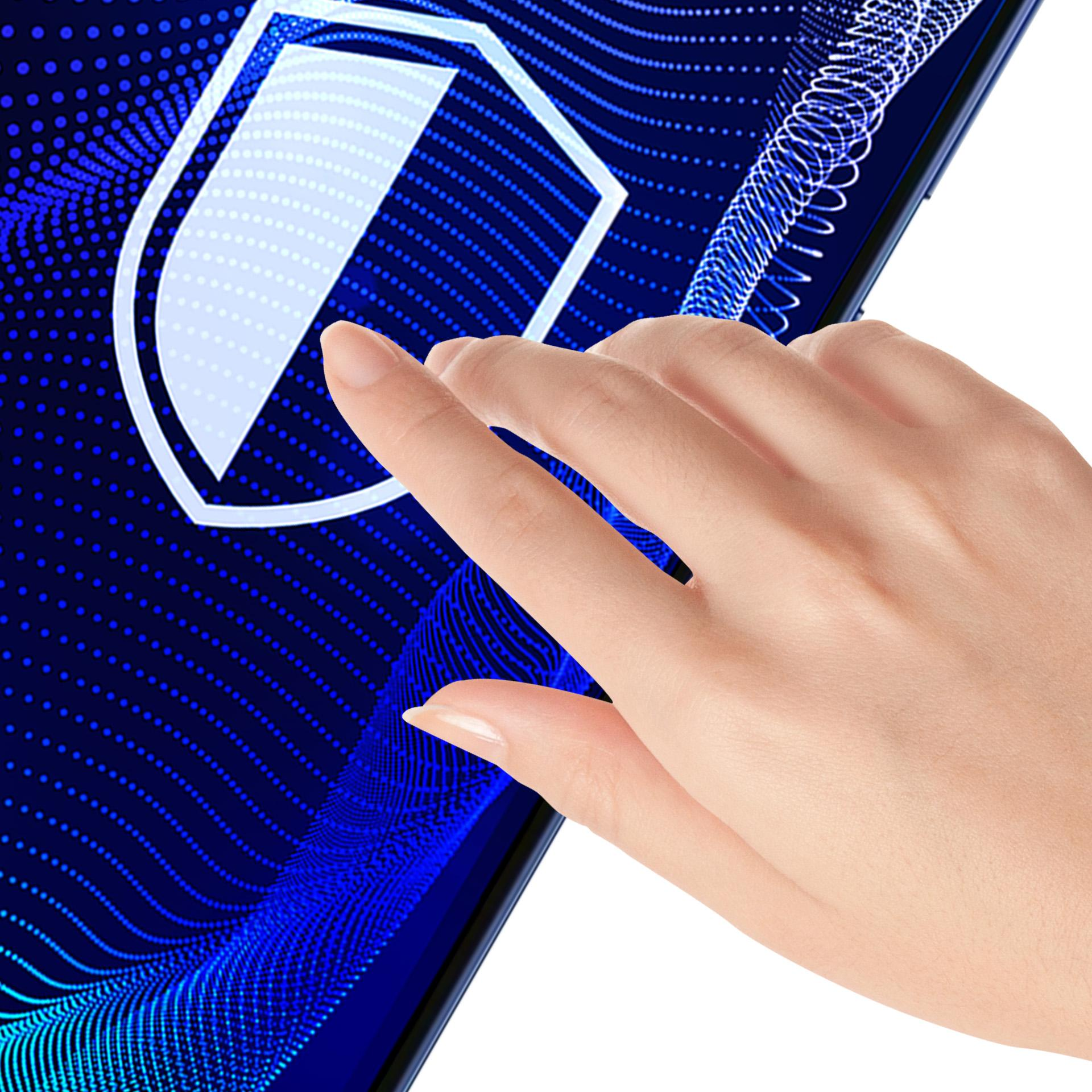Una mano tocca lo schermo di un telefono. Un'icona a scudo è sullo schermo, con uno sfondo blu a puntini.