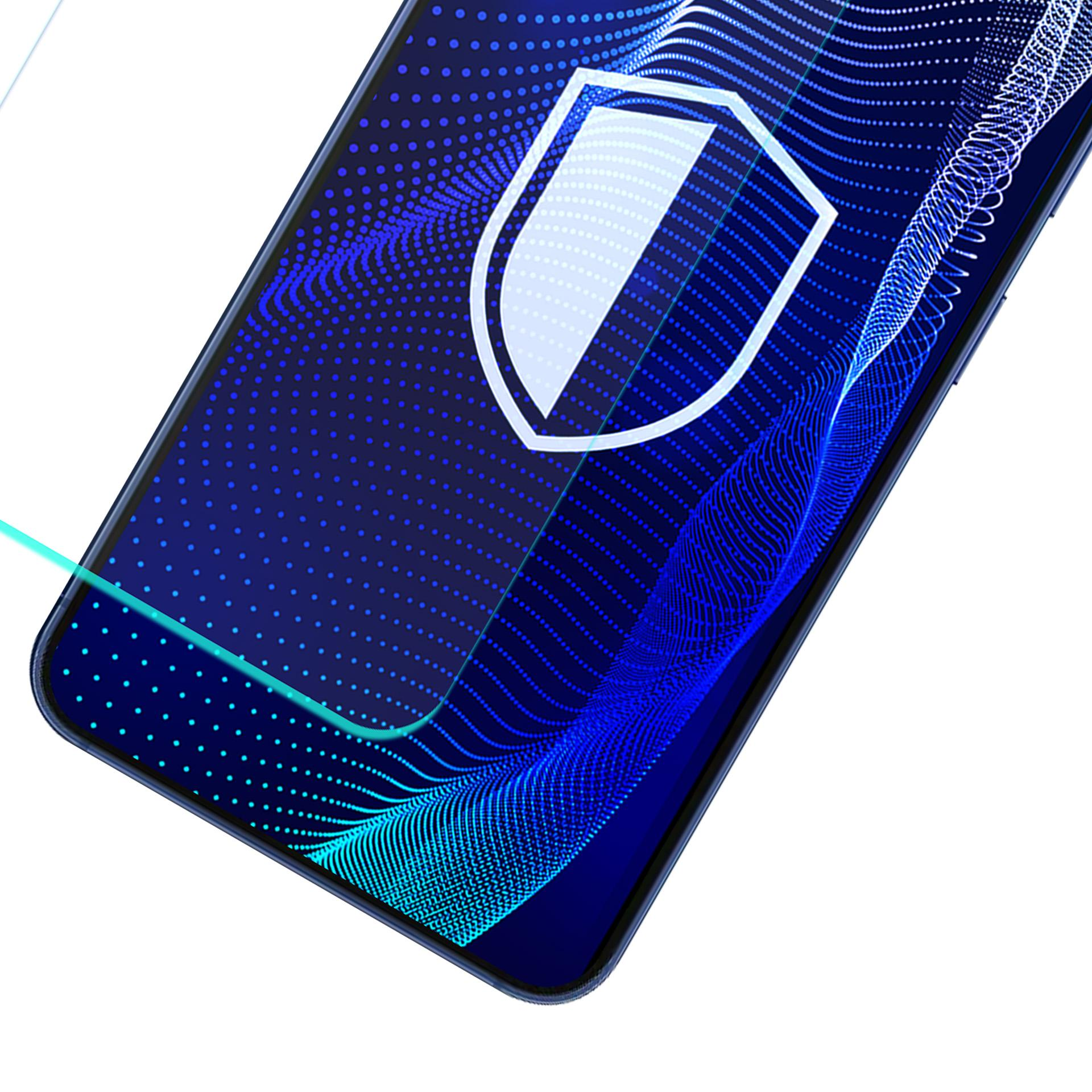 Lo schermo di uno smartphone mostra un'icona di scudo bianco su uno sfondo sfumato blu, che simboleggia la sicurezza.