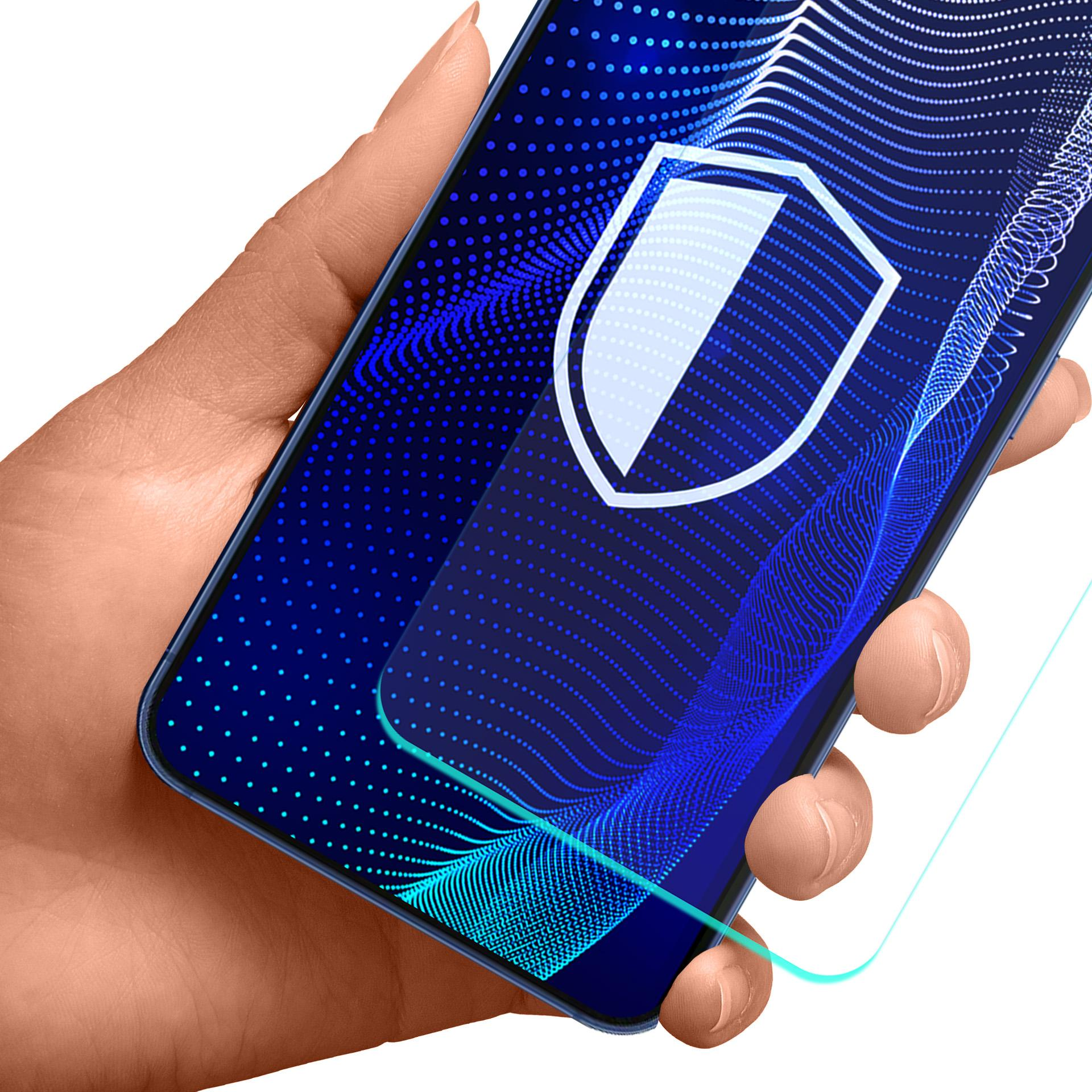 Mano che tiene smartphone con icona scudo sullo schermo, circondata da punti e linee blu.