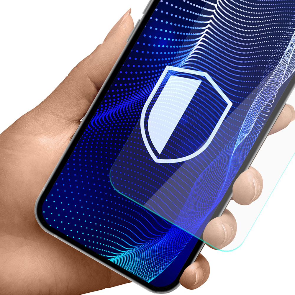 Mano che tiene uno smartphone con una grafica a scudo sullo schermo, circondato da punti e linee blu.