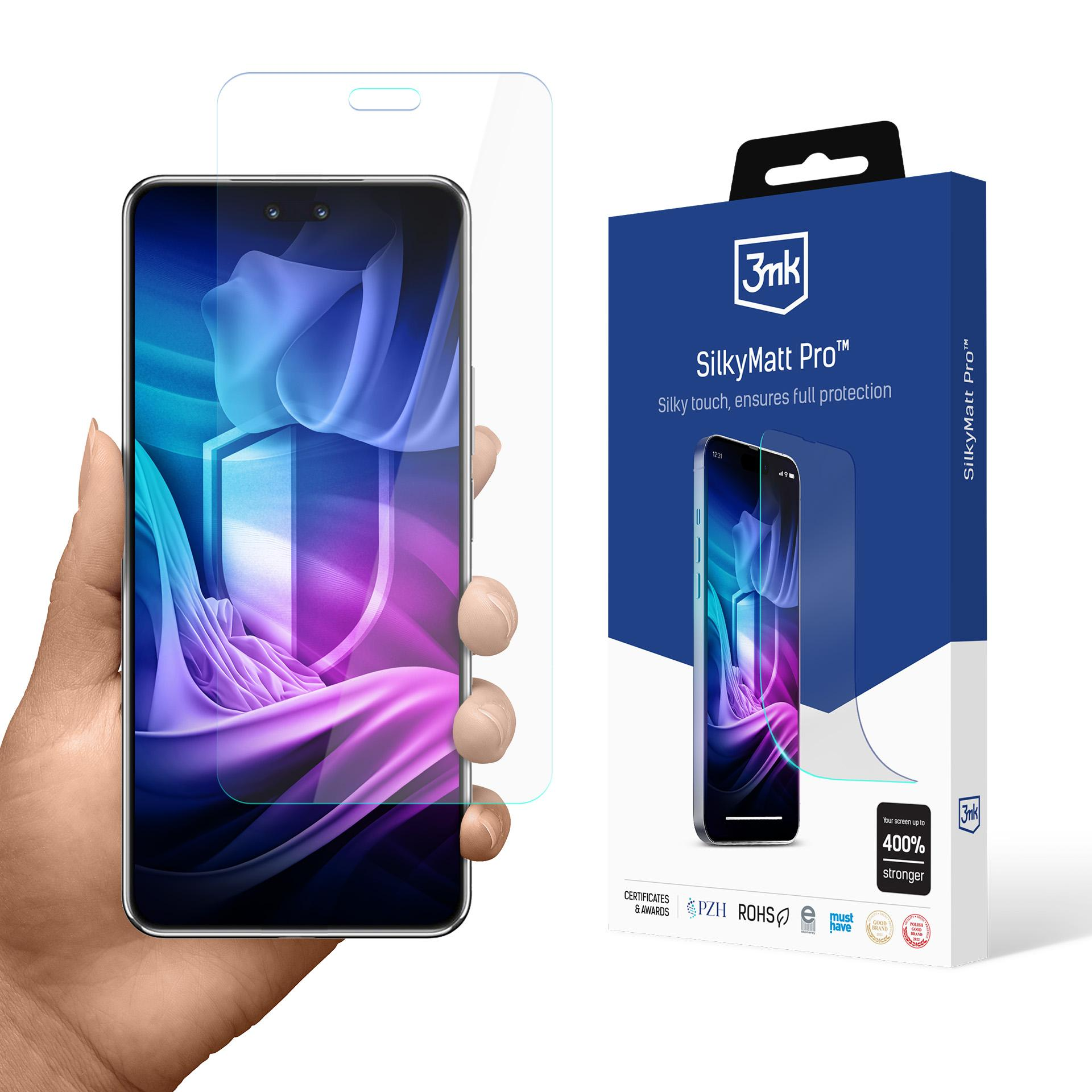 Una mano tiene un telefono con protezione schermo. Una scatola mostra lo stesso telefono. Il testo dice SilkyMatt Pro.