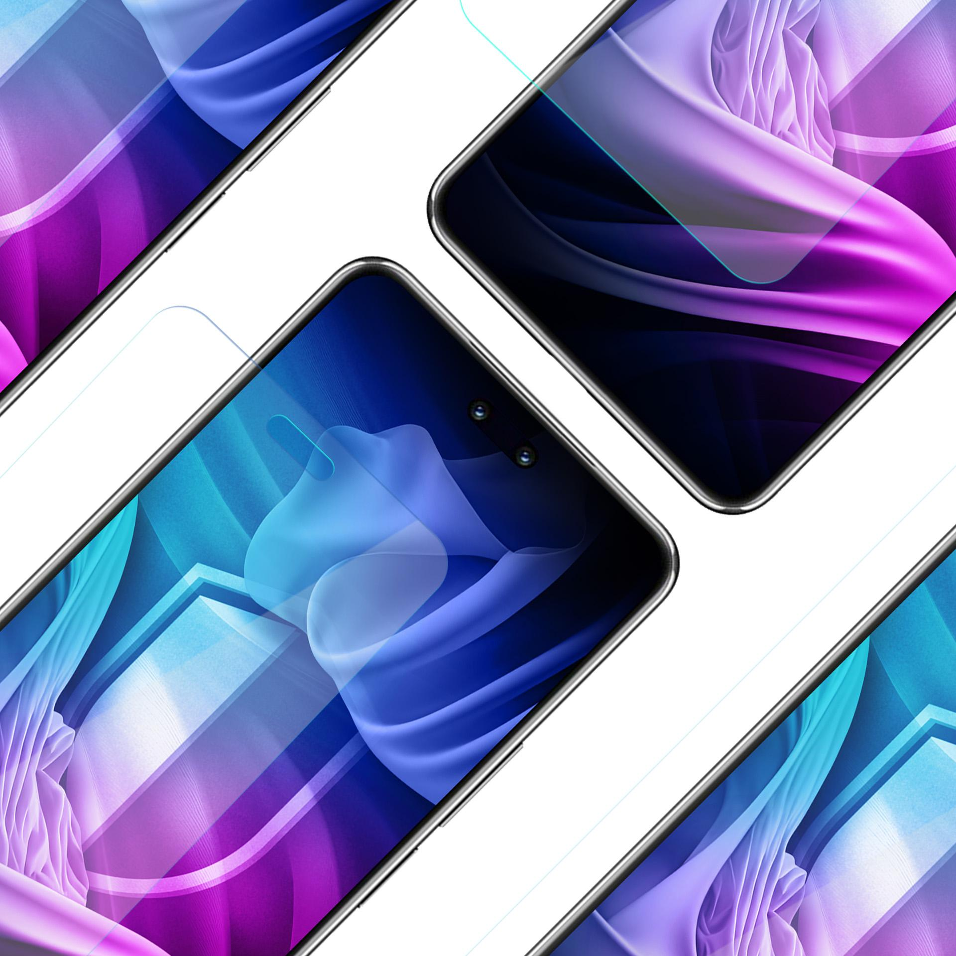 Quattro smartphone con sfondi astratti colorati sono mostrati ad angolo su sfondo bianco.